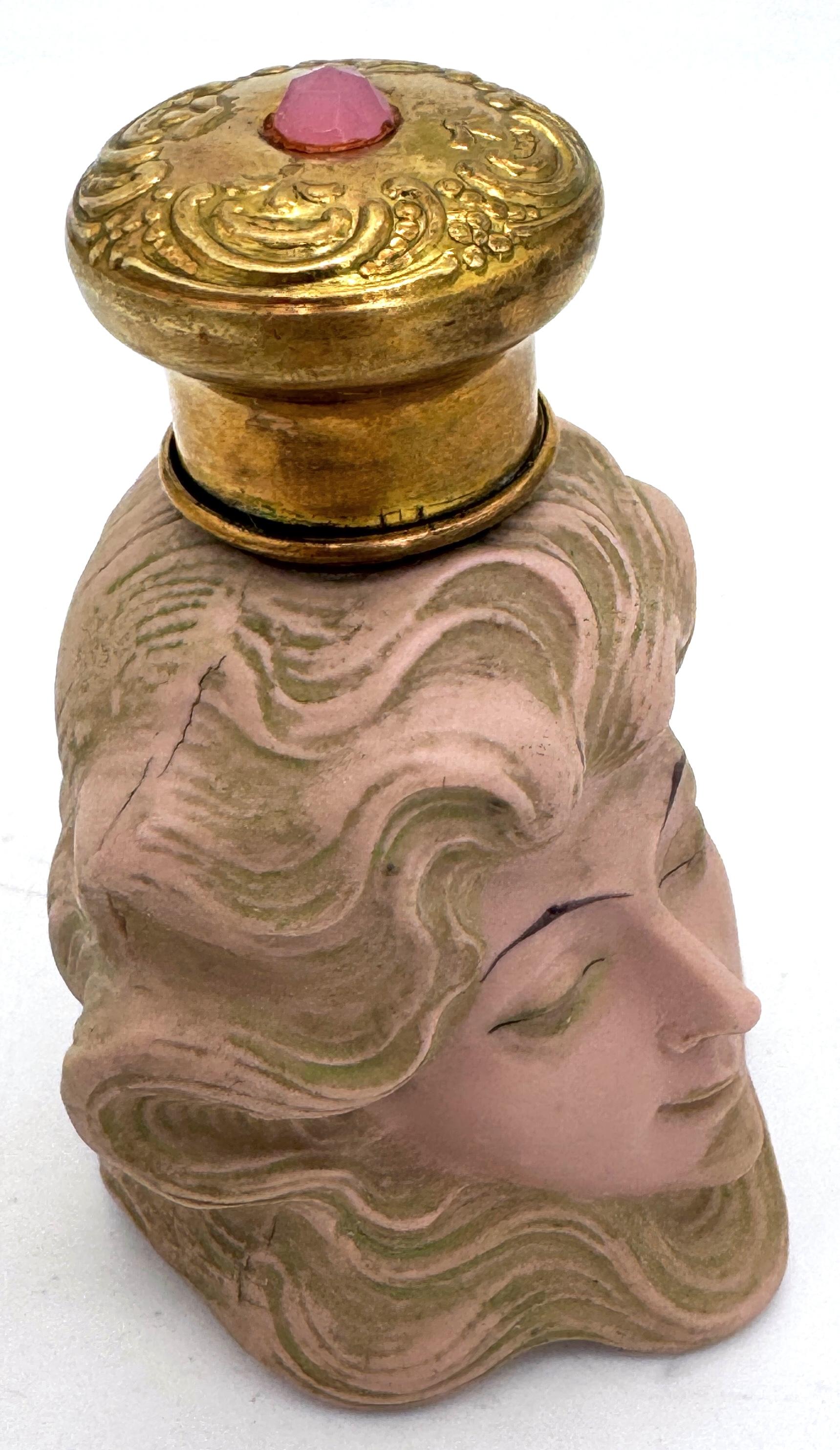 Allemand Art Nouveau Muse Bouteille à parfum en laiton doré et orné de bijoux Attrb. Schafer & Vater en vente