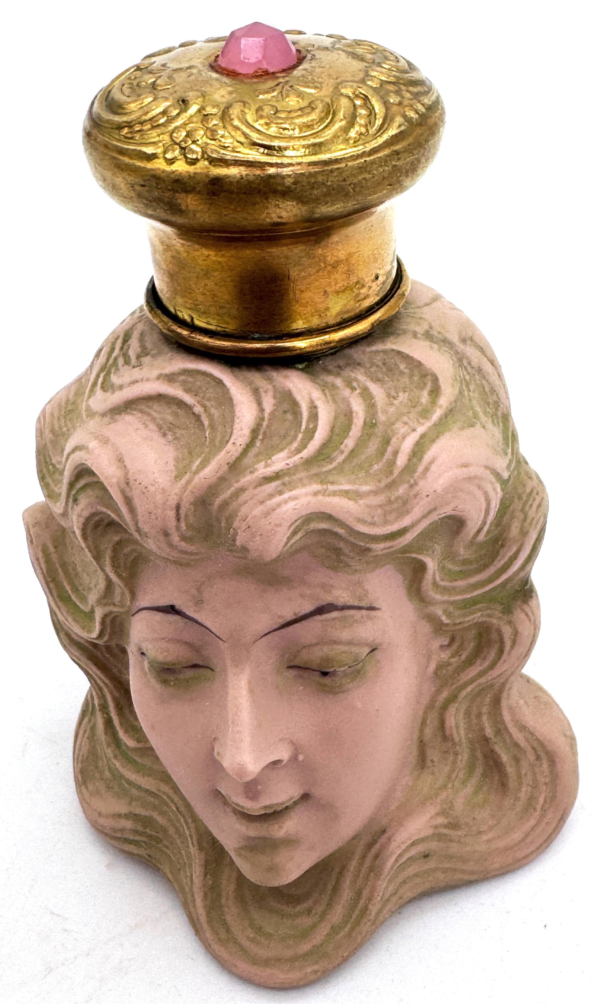 Art Nouveau Muse Bouteille à parfum en laiton doré et orné de bijoux Attrb. Schafer & Vater Bon état - En vente à West Palm Beach, FL