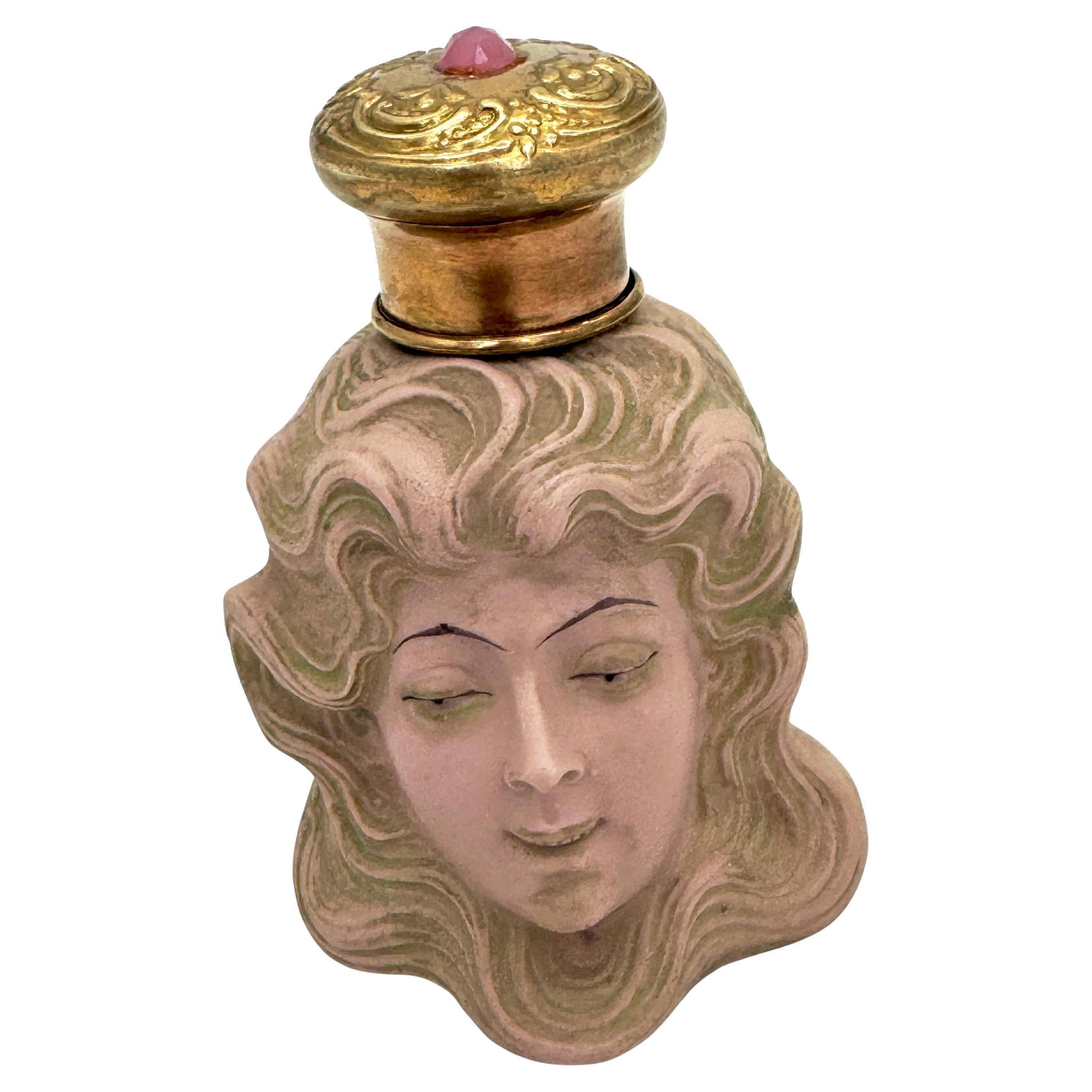 Art Nouveau Muse Bouteille à parfum en laiton doré et orné de bijoux Attrb. Schafer & Vater en vente
