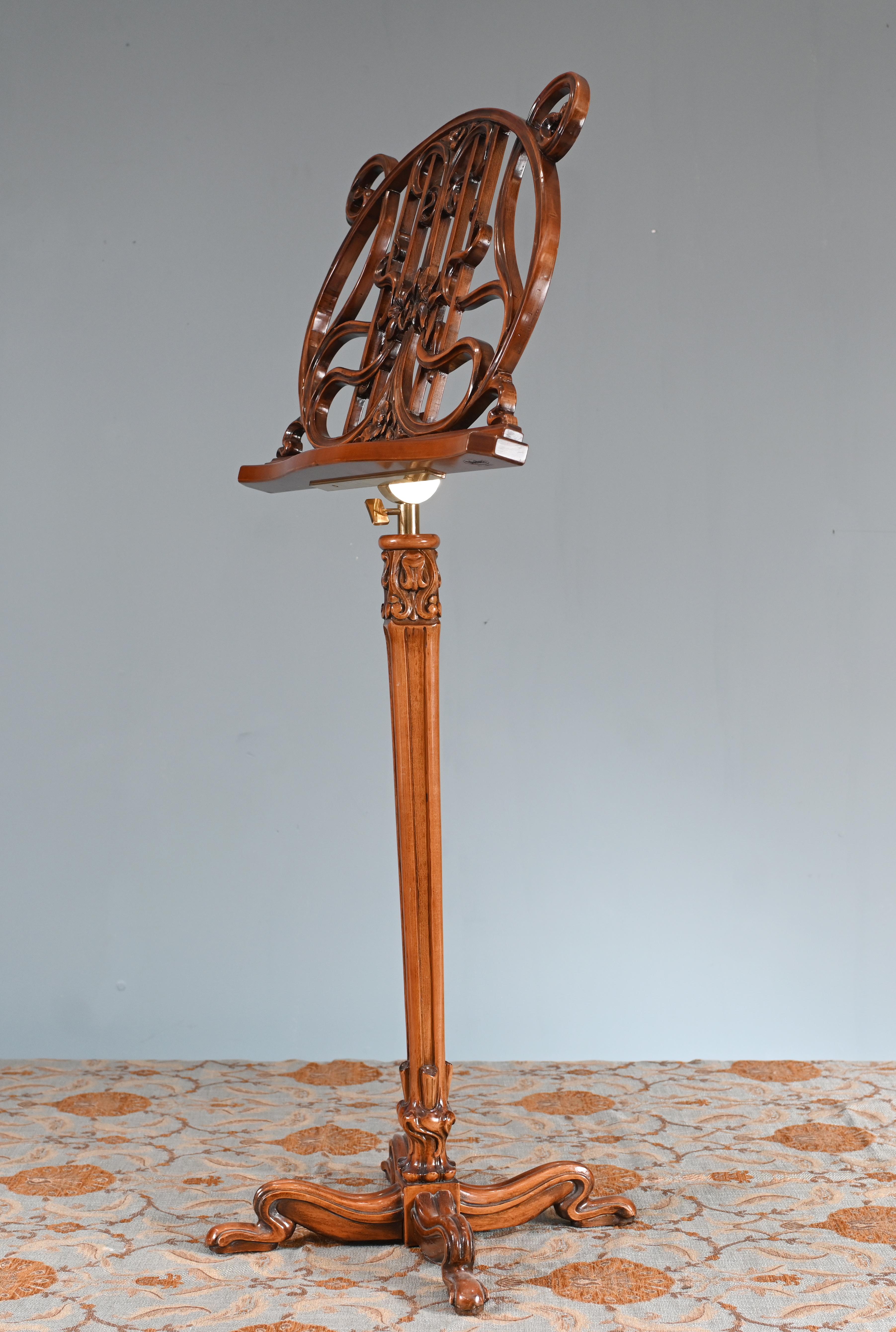 Leggio Art Carved in noce intagliato 1930 in vendita 4
