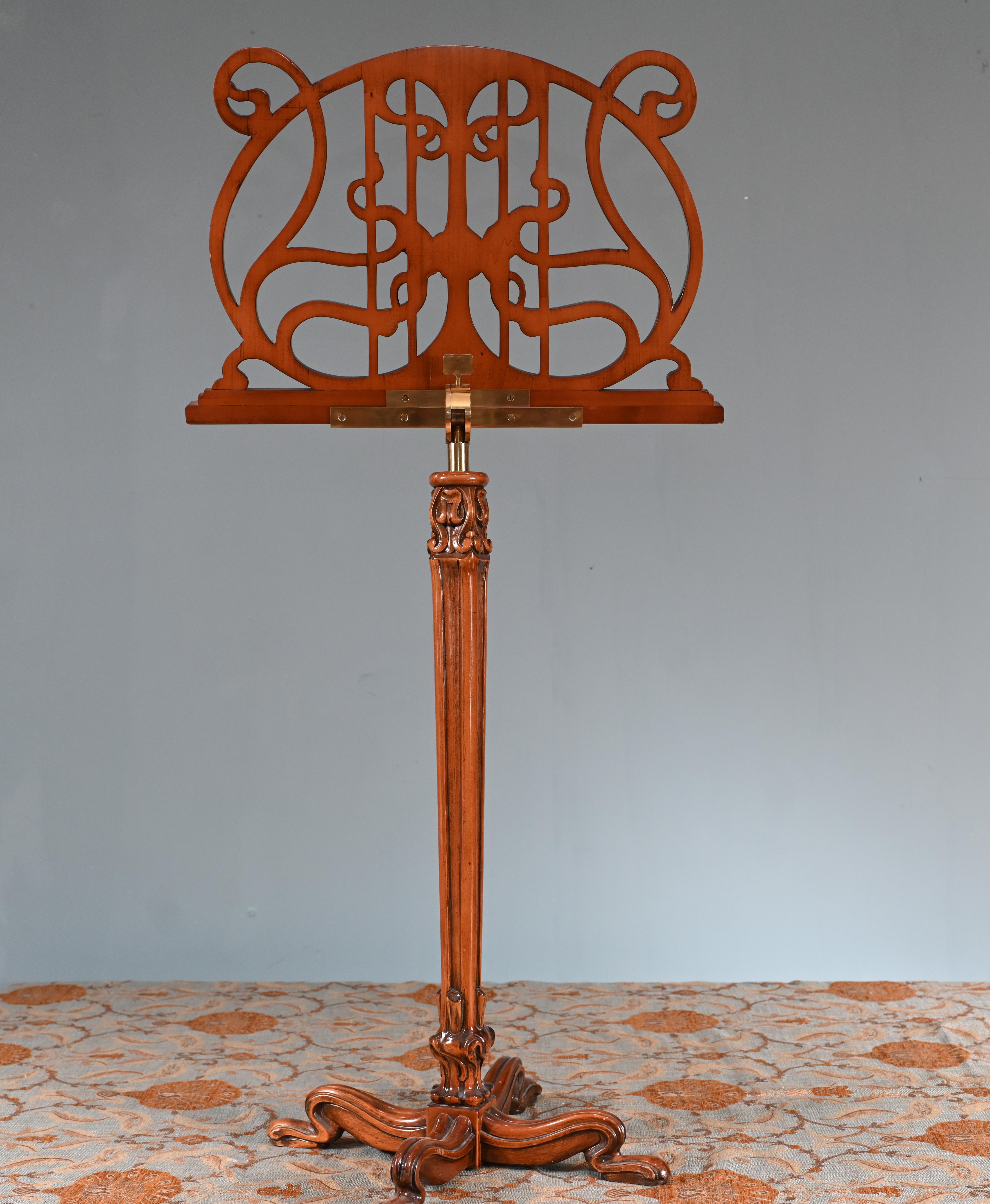 Leggio Art Carved in noce intagliato 1930 in vendita 5