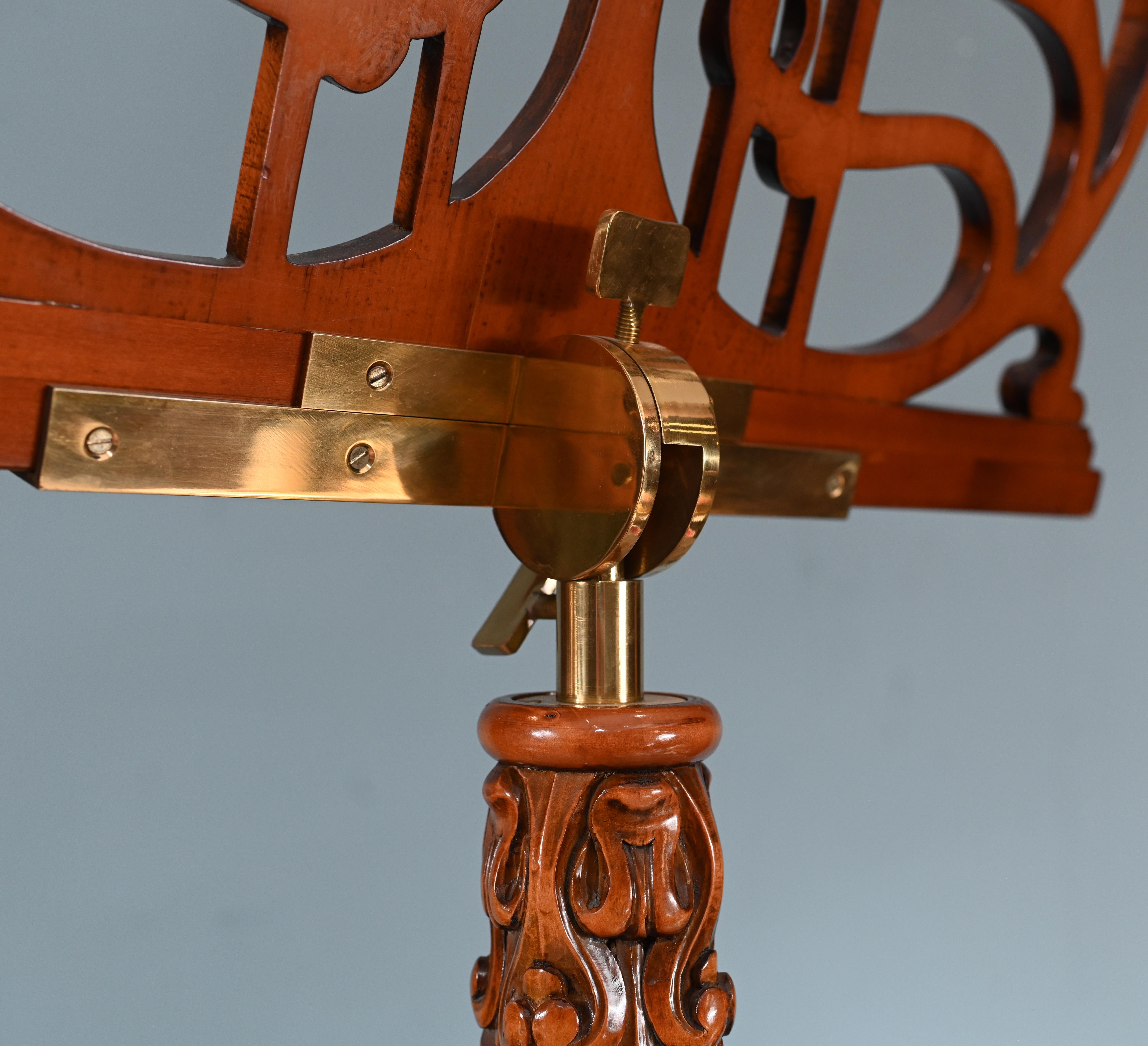 Leggio Art Carved in noce intagliato 1930 in vendita 6
