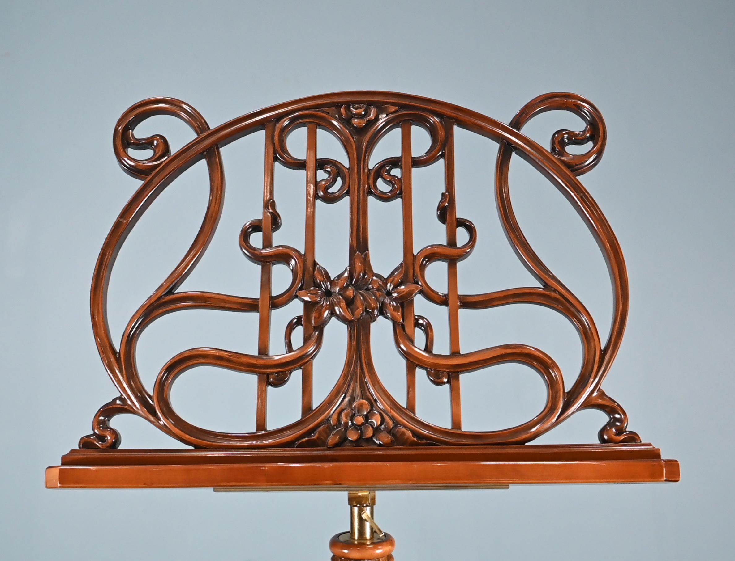 Stai visualizzando uno splendido leggio in noce Art Carved intagliato a mano.
Questo pezzo pregiato ha un aspetto fantastico, di vera qualità
Un grande regalo per il musicista e un vero pezzo da collezione
Comprato in una vendita privata a