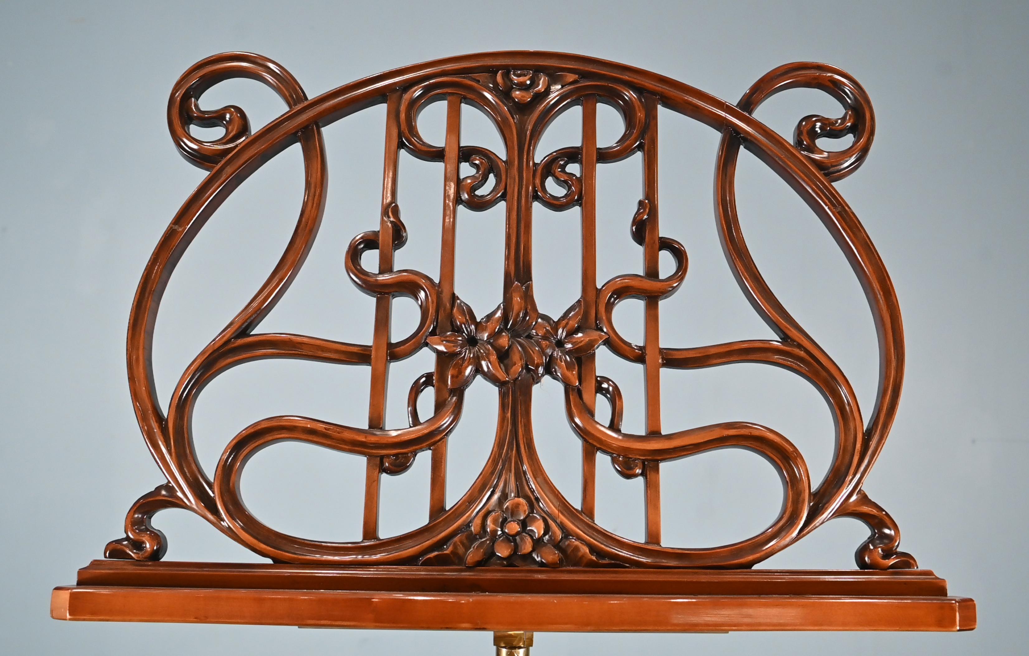Art Nouveau Leggio Art Carved in noce intagliato 1930 in vendita