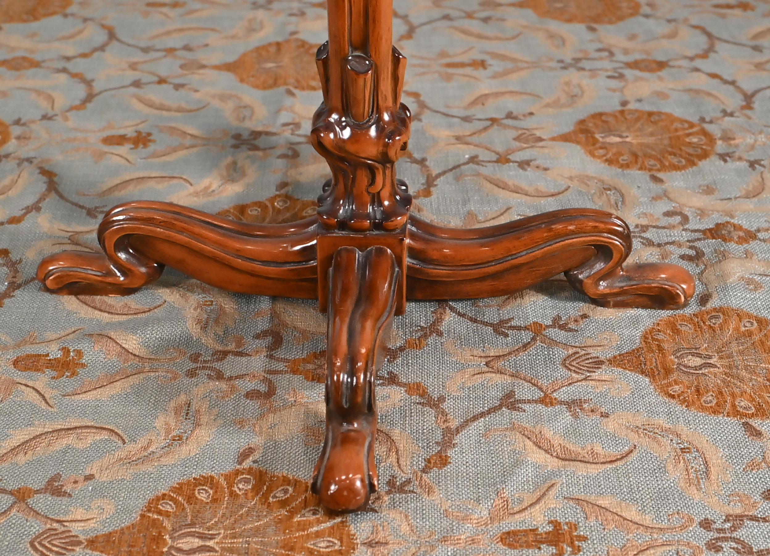 Leggio Art Carved in noce intagliato 1930 In condizioni buone in vendita a Potters Bar, GB