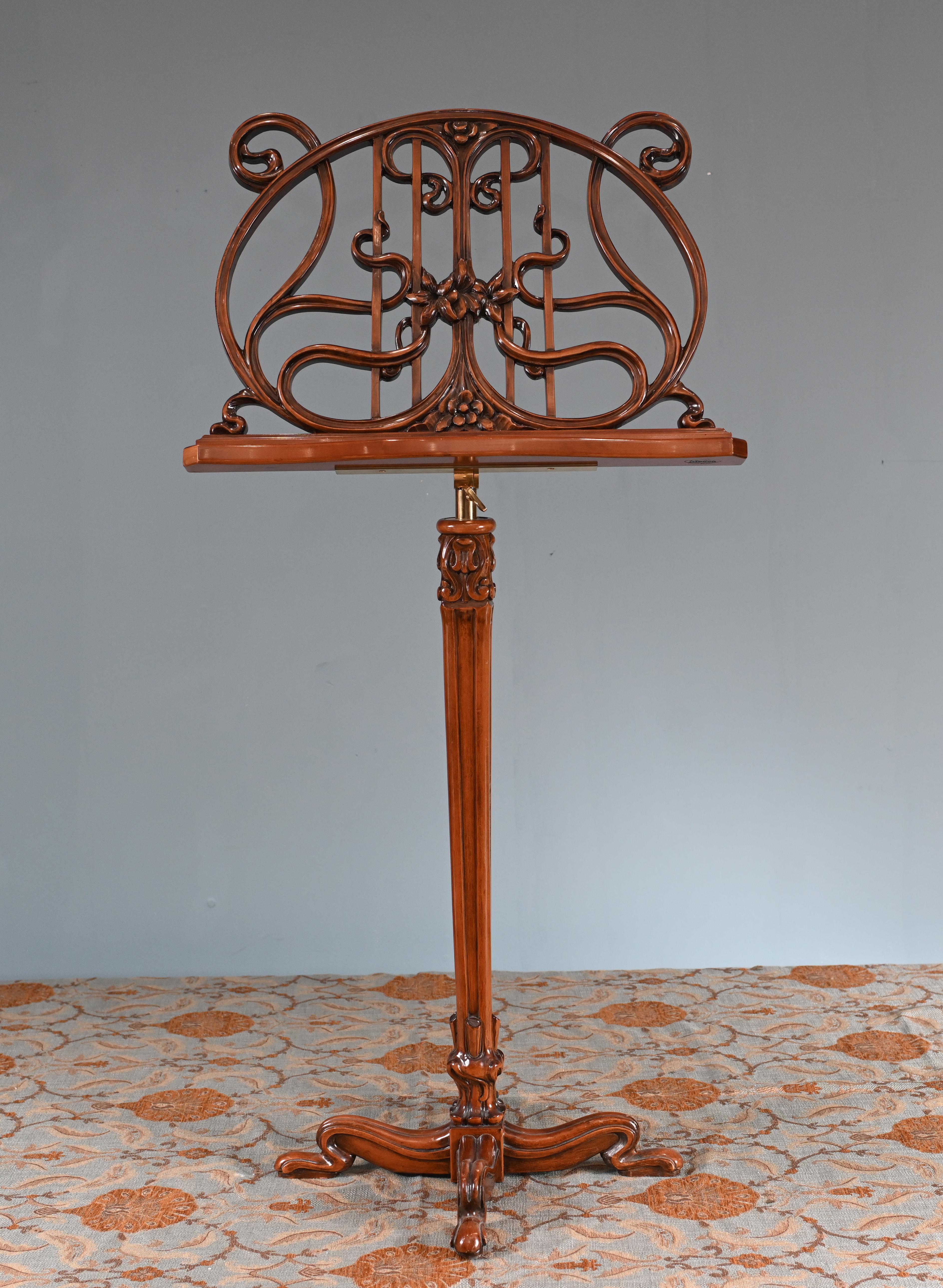 Metà XX secolo Leggio Art Carved in noce intagliato 1930 in vendita