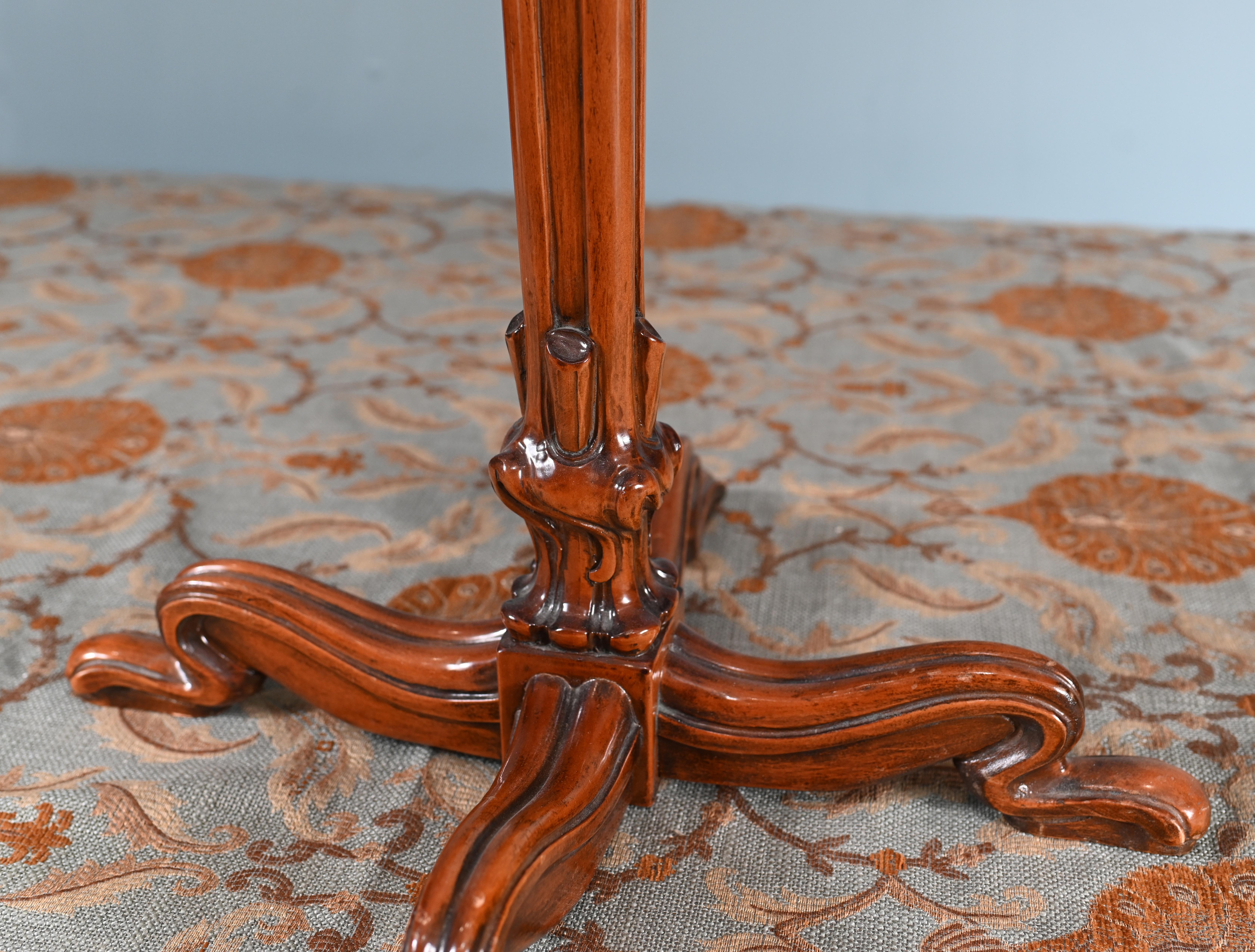 Leggio Art Carved in noce intagliato 1930 in vendita 3