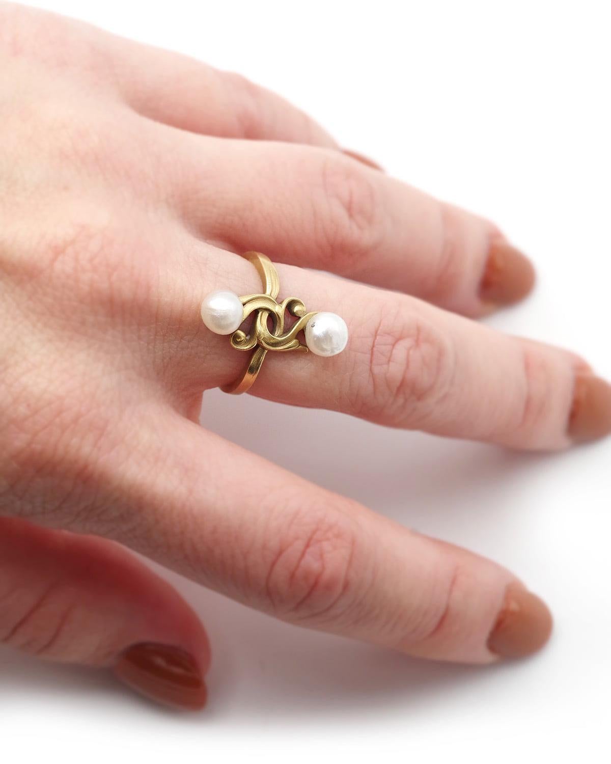 Art Nouveau natural pearl mistletoe ring in 18k gold, Art Nouveau, natural pearl für Damen oder Herren im Angebot
