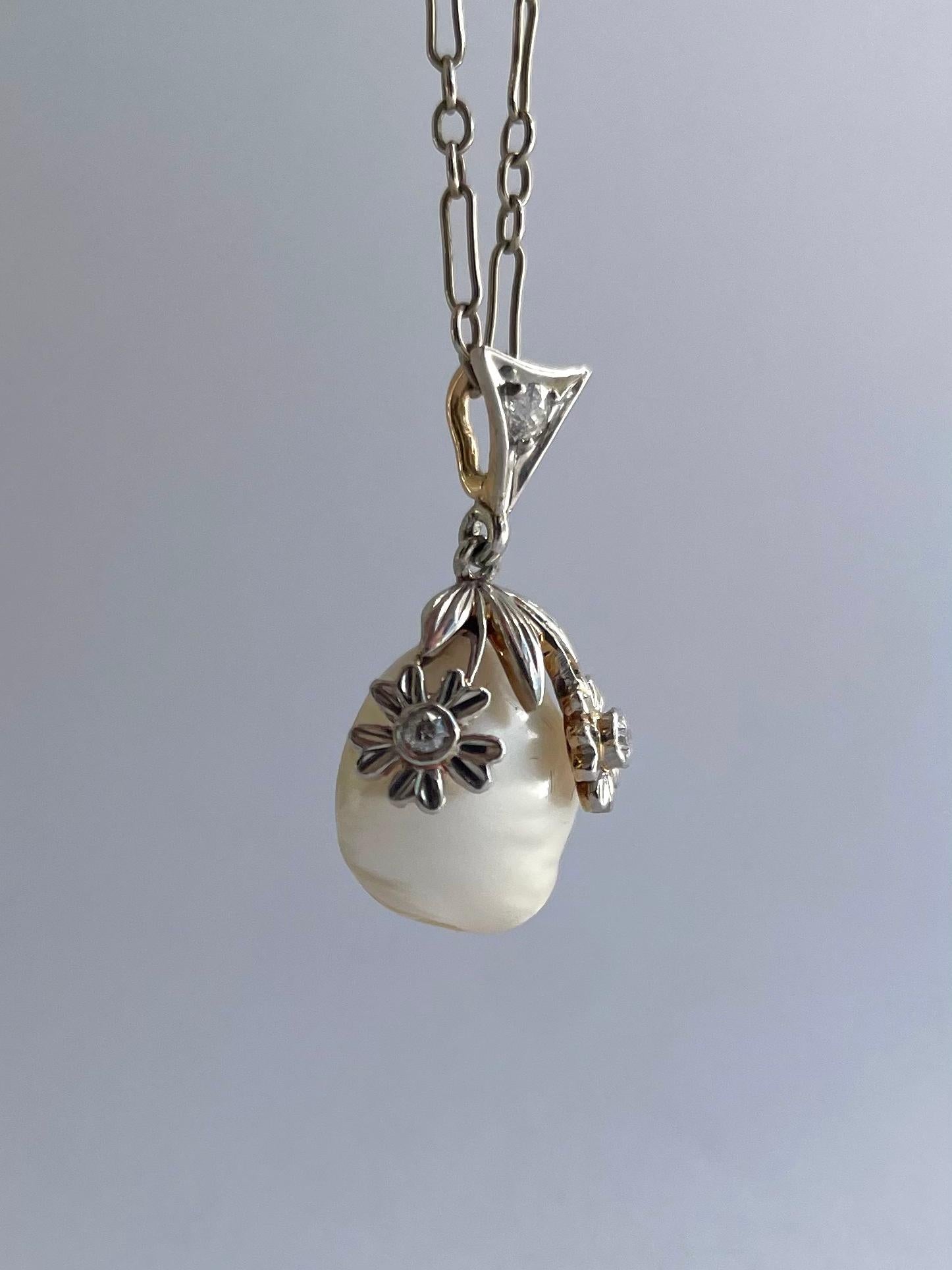 Art Nouveau Natural River Pearl & Diamond Flower Pendant in Platinum In Good Condition For Sale In Boston, MA