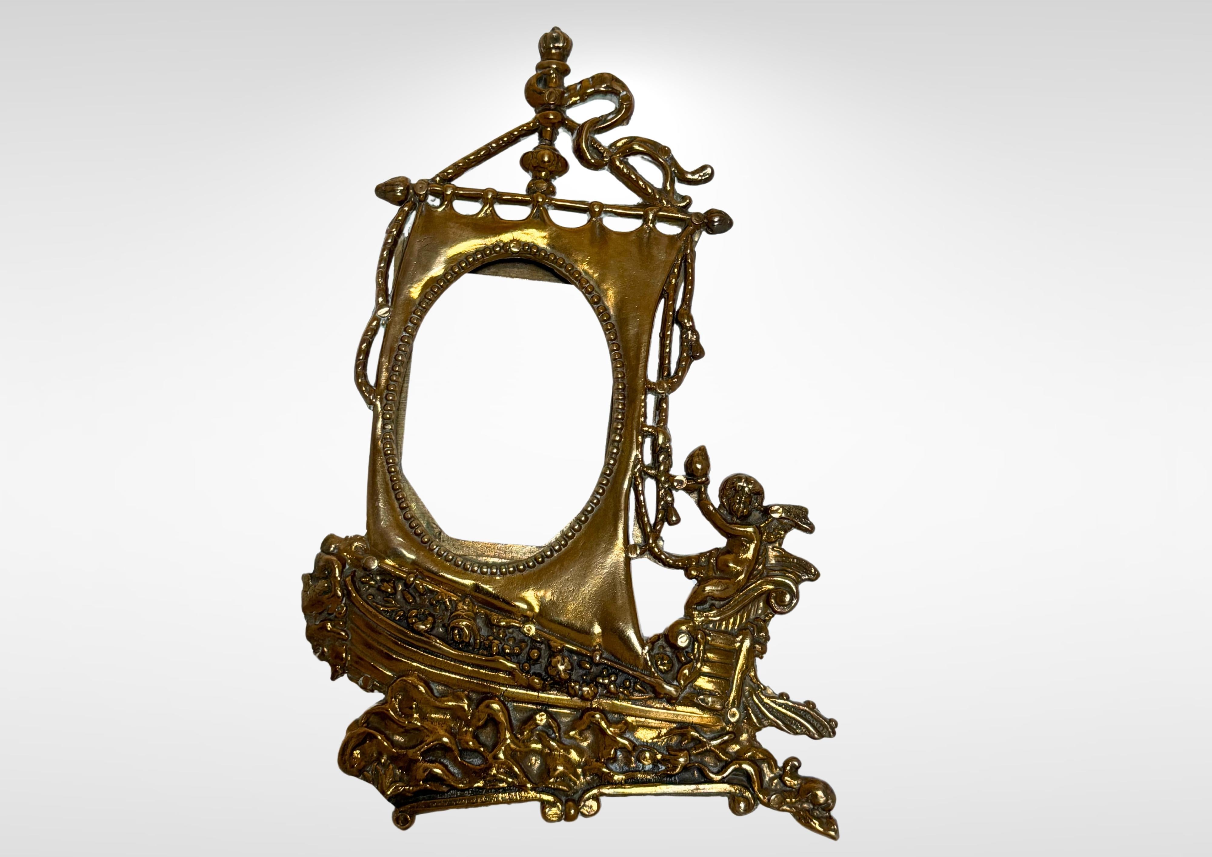 Un ravissant cadre photo sur le thème de l'art nouveau nautique.
En laiton massif, avec des bords chantournés et un ange putto.
Très beau cadre.
Peut contenir une photo de 10 cm x 8 cm.
Excellent état