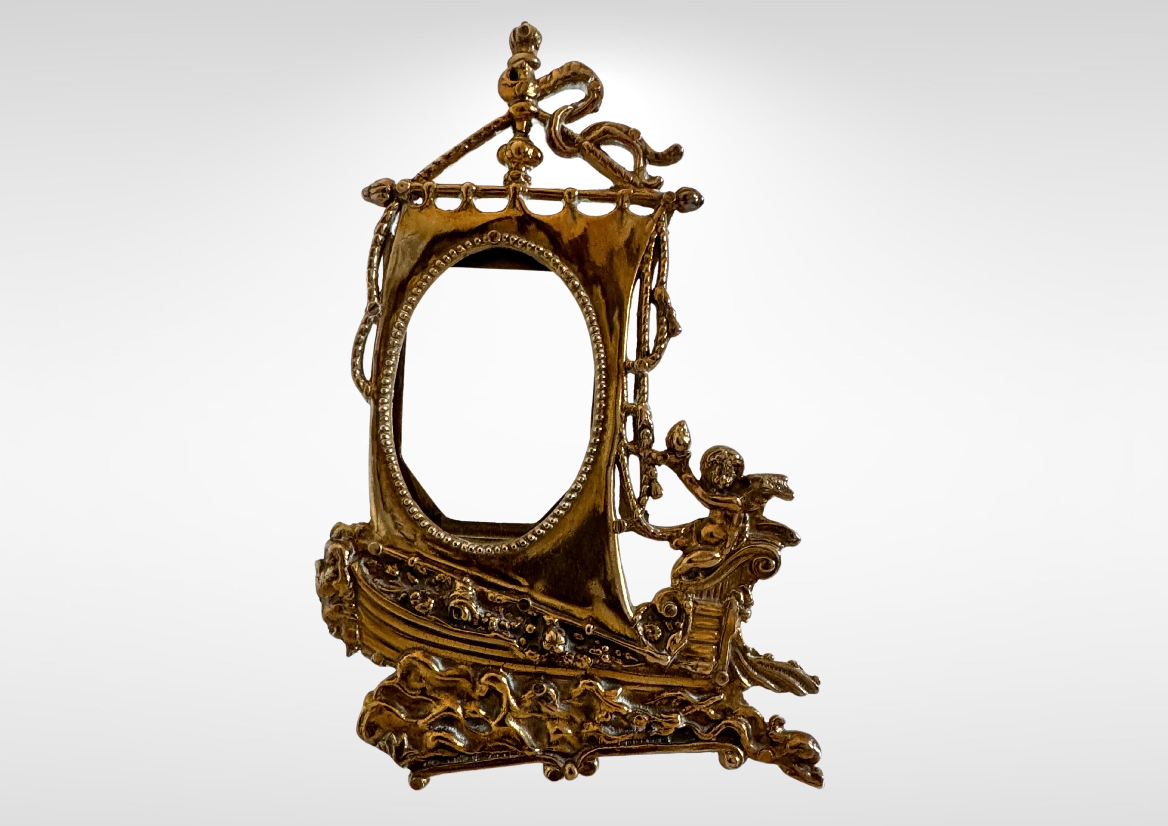 Art nouveau Cadre photo en laiton Art Nouveau à thème nautique avec ange putto en vente