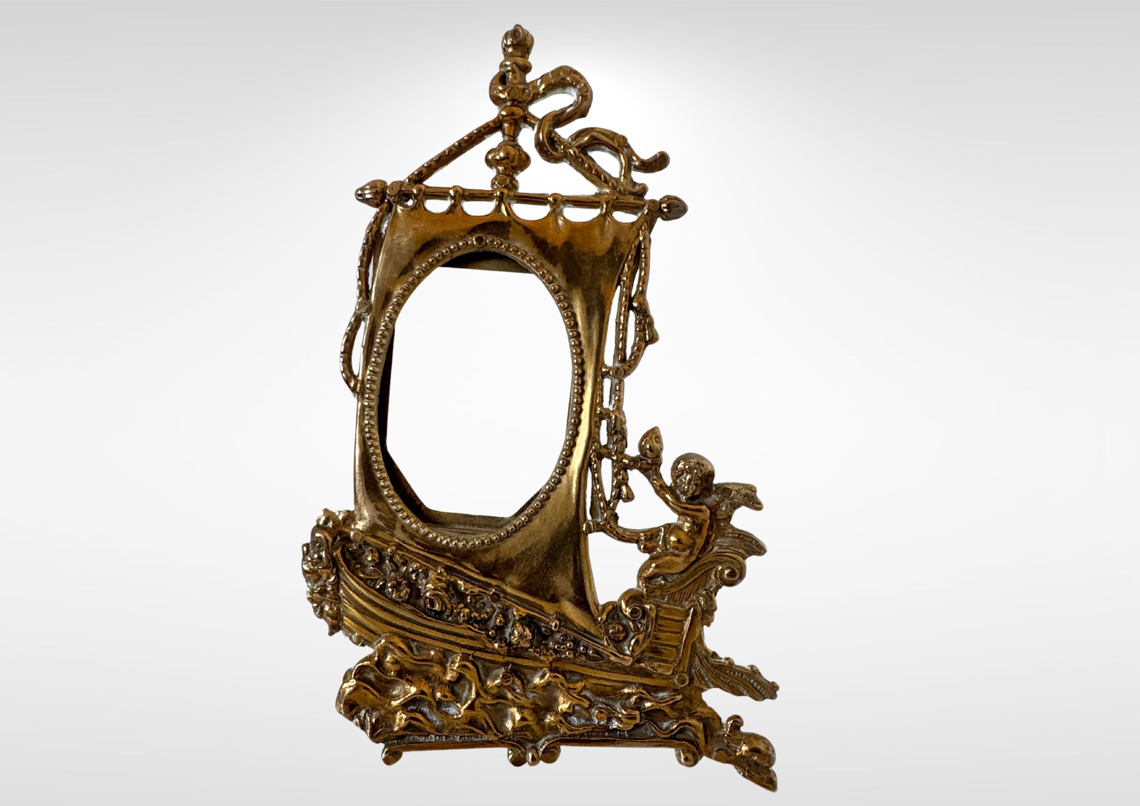 Belge Cadre photo en laiton Art Nouveau à thème nautique avec ange putto en vente