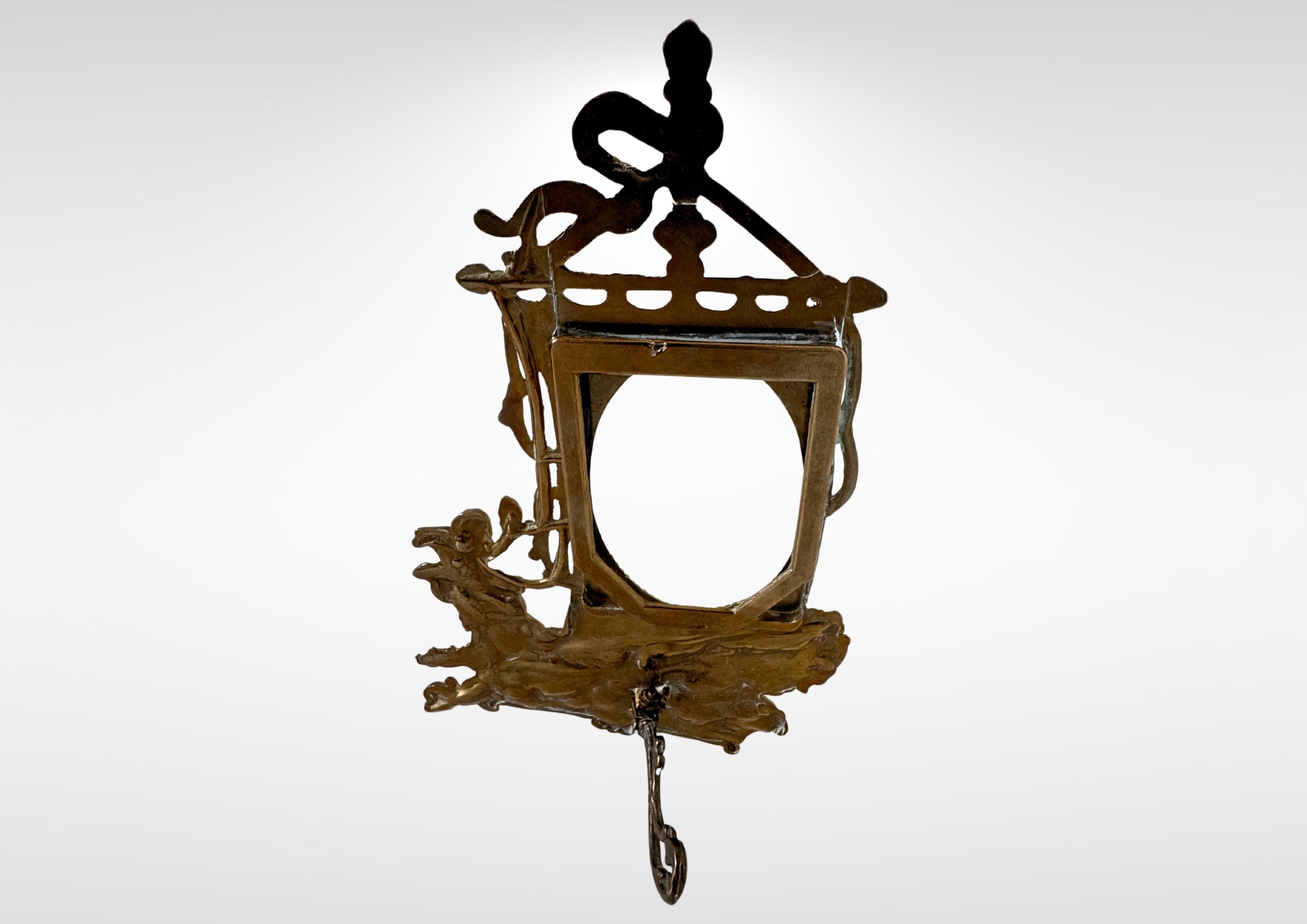 Moulage Cadre photo en laiton Art Nouveau à thème nautique avec ange putto en vente