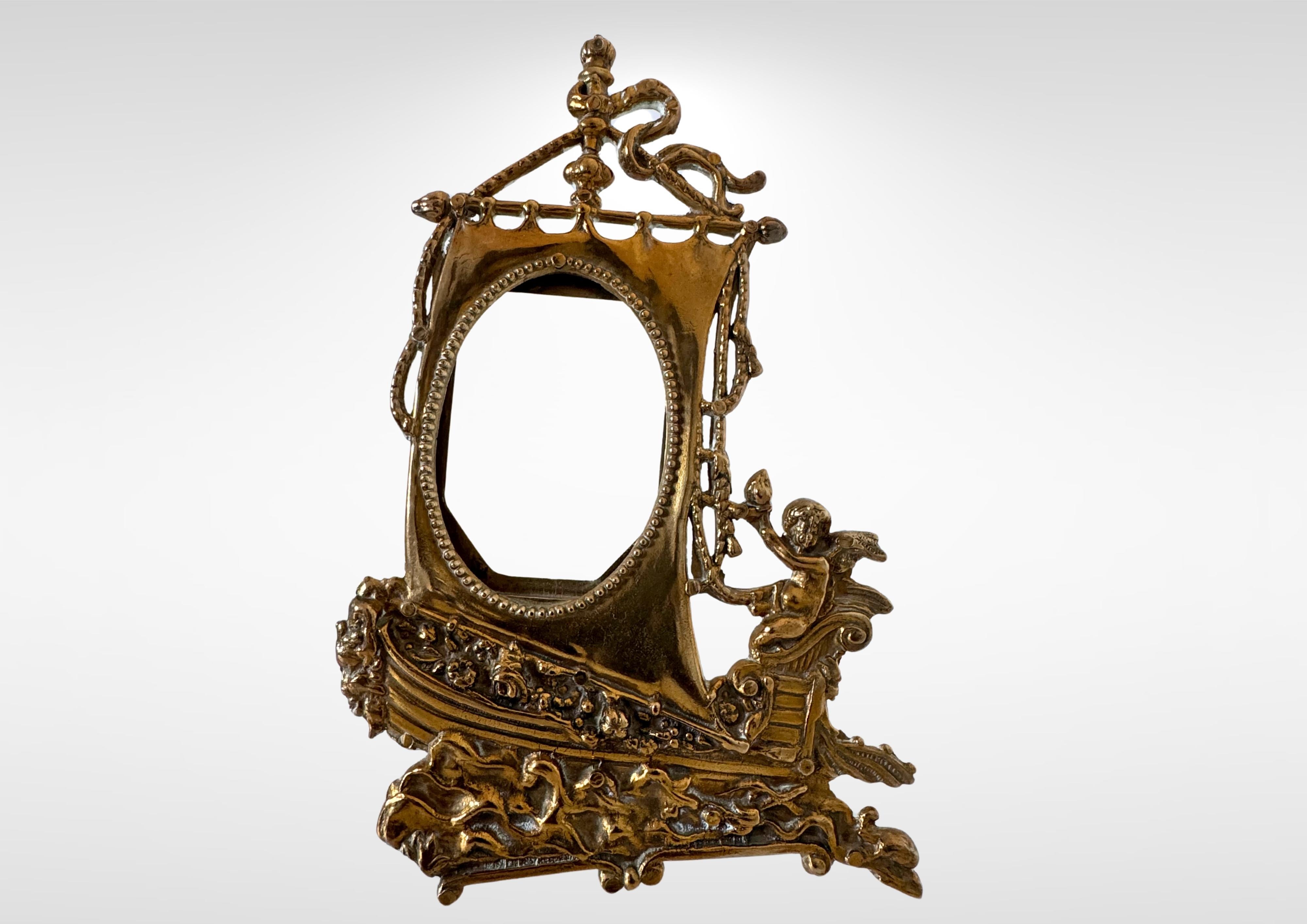 20ième siècle Cadre photo en laiton Art Nouveau à thème nautique avec ange putto en vente