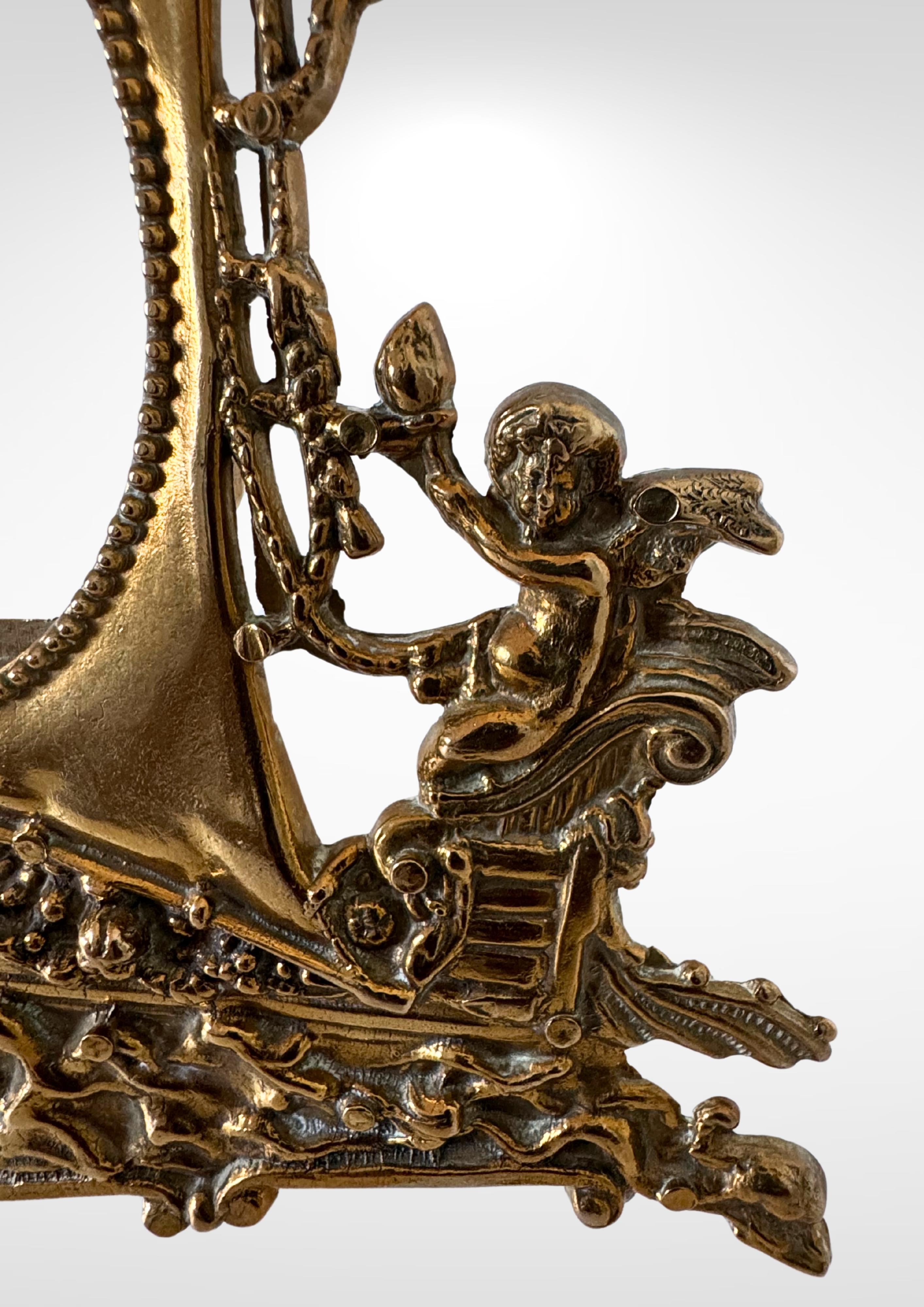 Cadre photo en laiton Art Nouveau à thème nautique avec ange putto en vente 1
