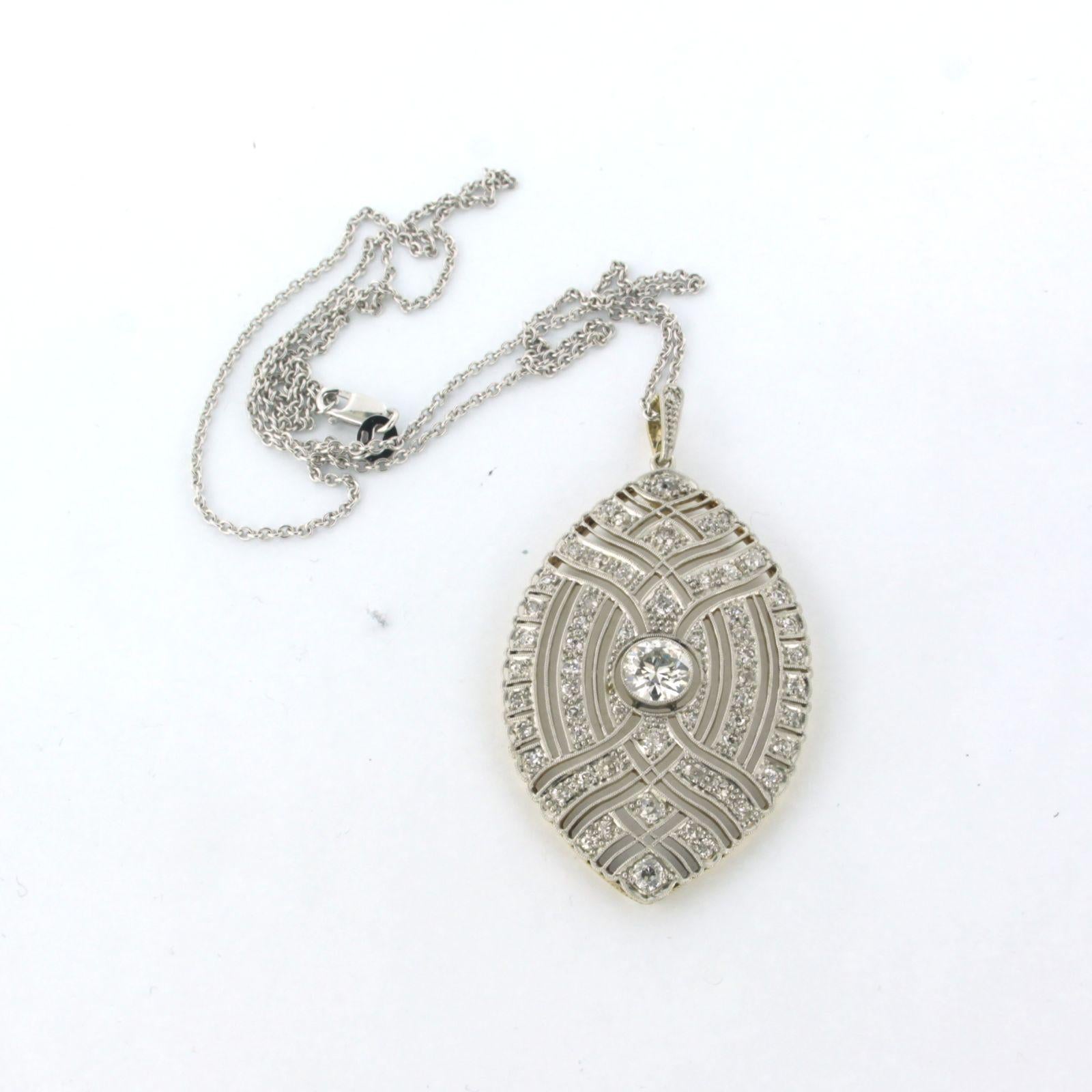 Collier en platine 950Pt avec un pendentif en or et platine serti d'un diamant de taille européenne ancienne au centre. 1.10ct - G/H - VS2/SI1 - et autour de lui des diamants anciens de taille unique jusqu'à. 1.00ct - F/G - VS/SI - 50 cm de