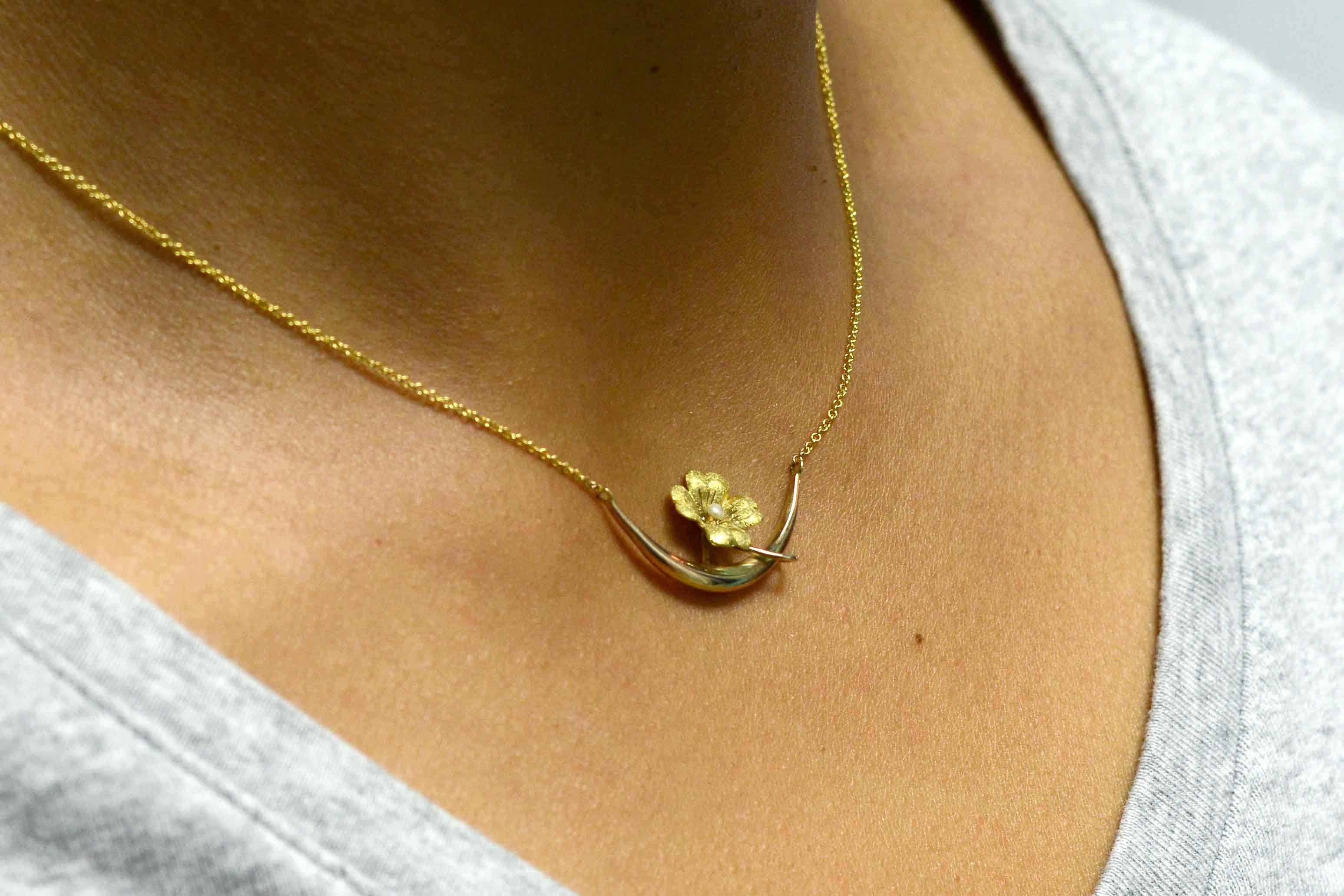 Round Cut Art Nouveau Necklace Seed Pearl Flower Forget-Me-Not Antique Gold Floral Pendant
