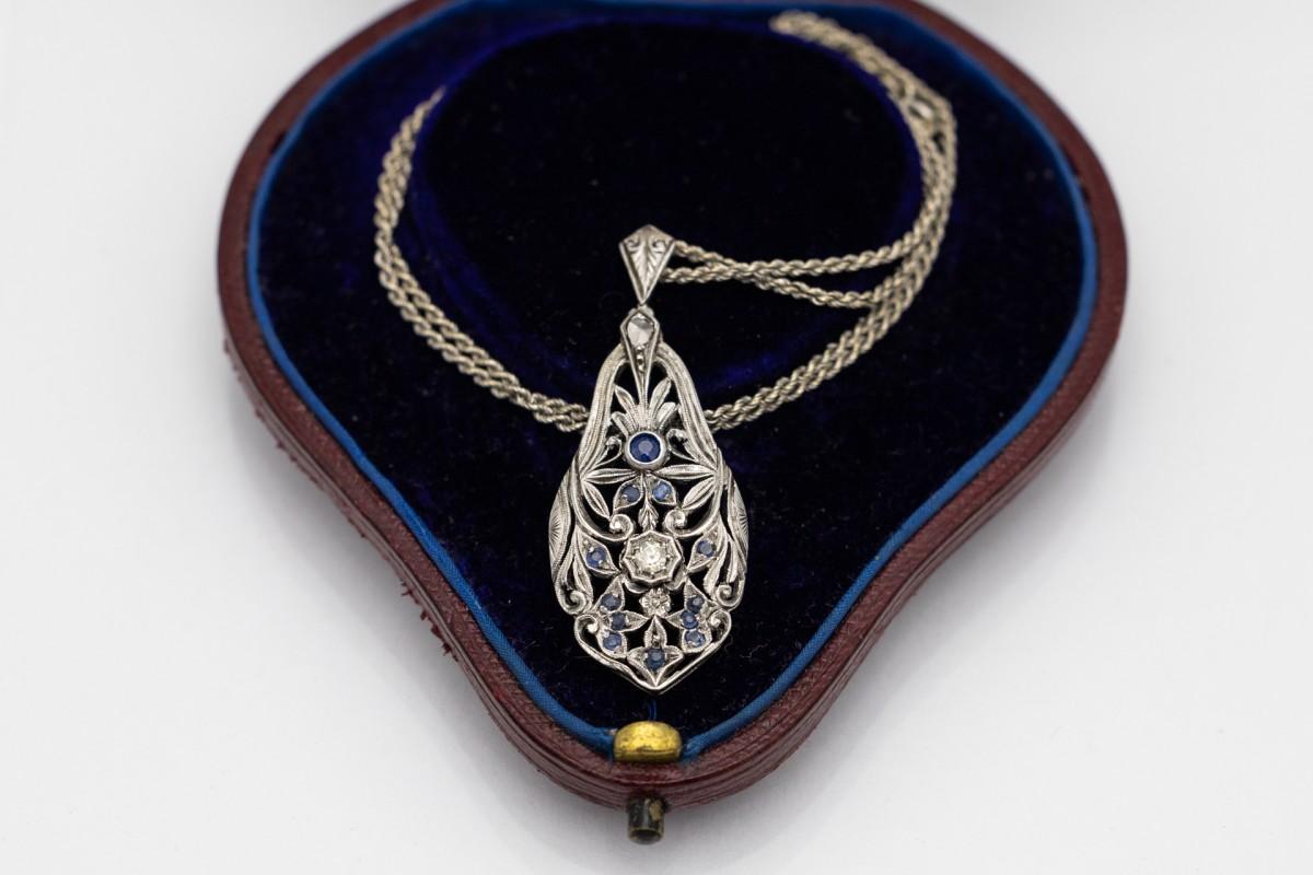 Art Nouveau necklace with diamonds and sapphires, 1930s. For Sale 1