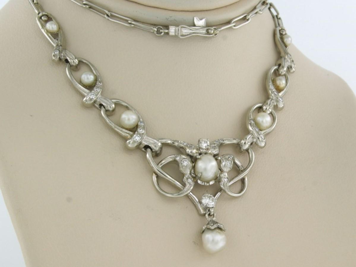 ART NOUVEAU 14k white gold necklace set with pearls and brilliant and single cut diamonds up to 0.75ct - F/G - SI - 40 cm long

detailed description

the length of the necklace is 40 cm long by 2.3 mm wide

dimensions of the centerpiece are 11.0 cm