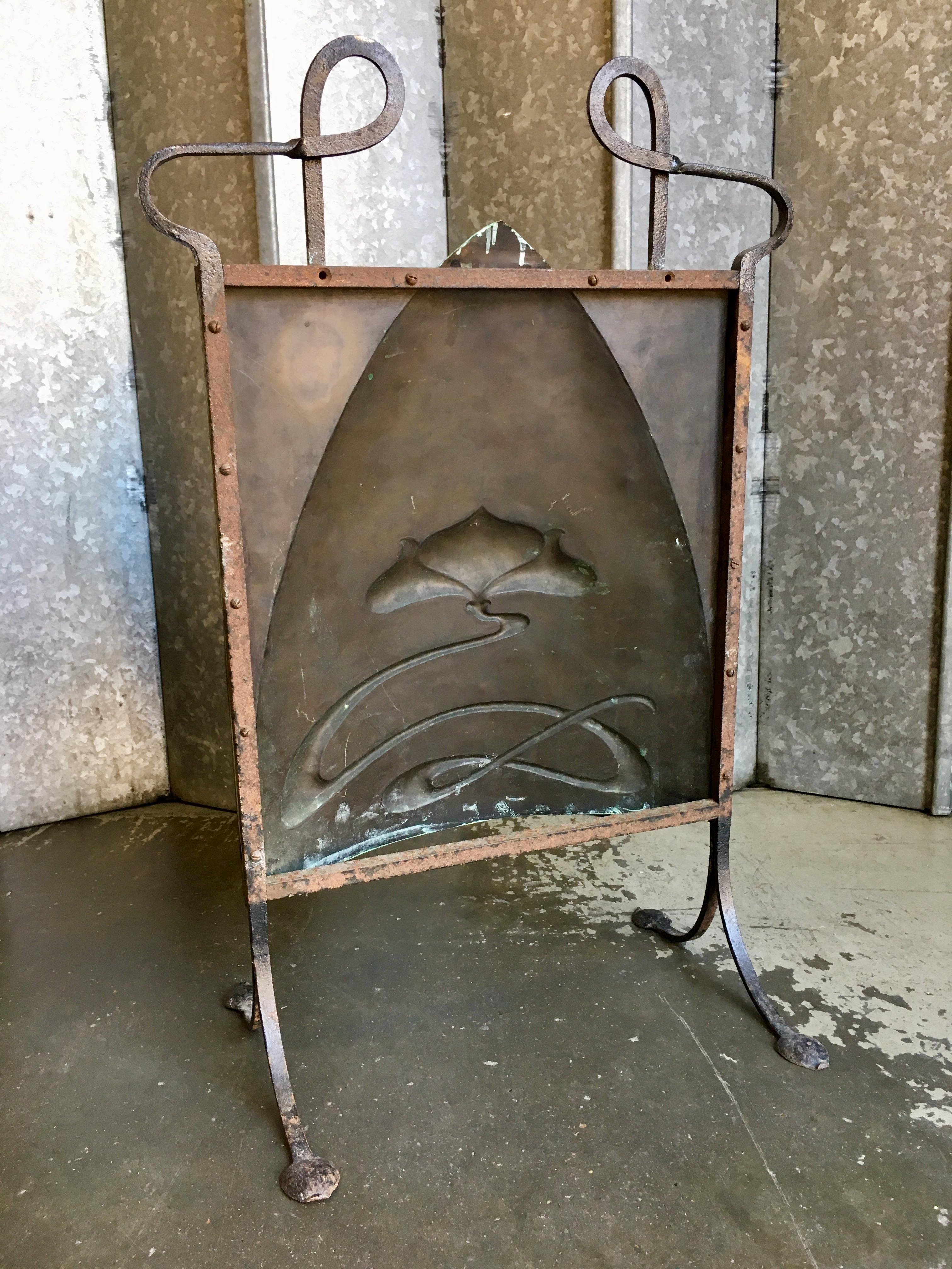 Early 20th Century Art Nouveau Newlyn Copper and Iron Fire Screen circa, 1910s