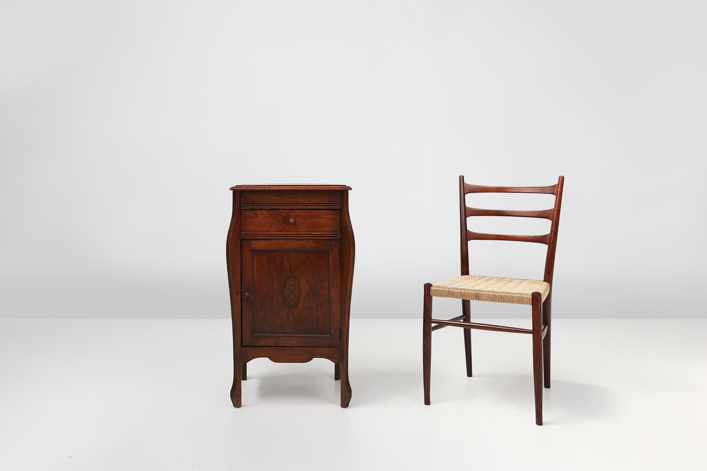 Francia / 1910 / mesita de noche / roble / Art Nouveau / Art Déco

Mesilla de noche o de noche intemporal de líneas orgánicas, fabricada en Francia hacia 1910. Fabricada en madera de roble oscuro con vetas naturales y bellos dibujos de madera. Bajo
