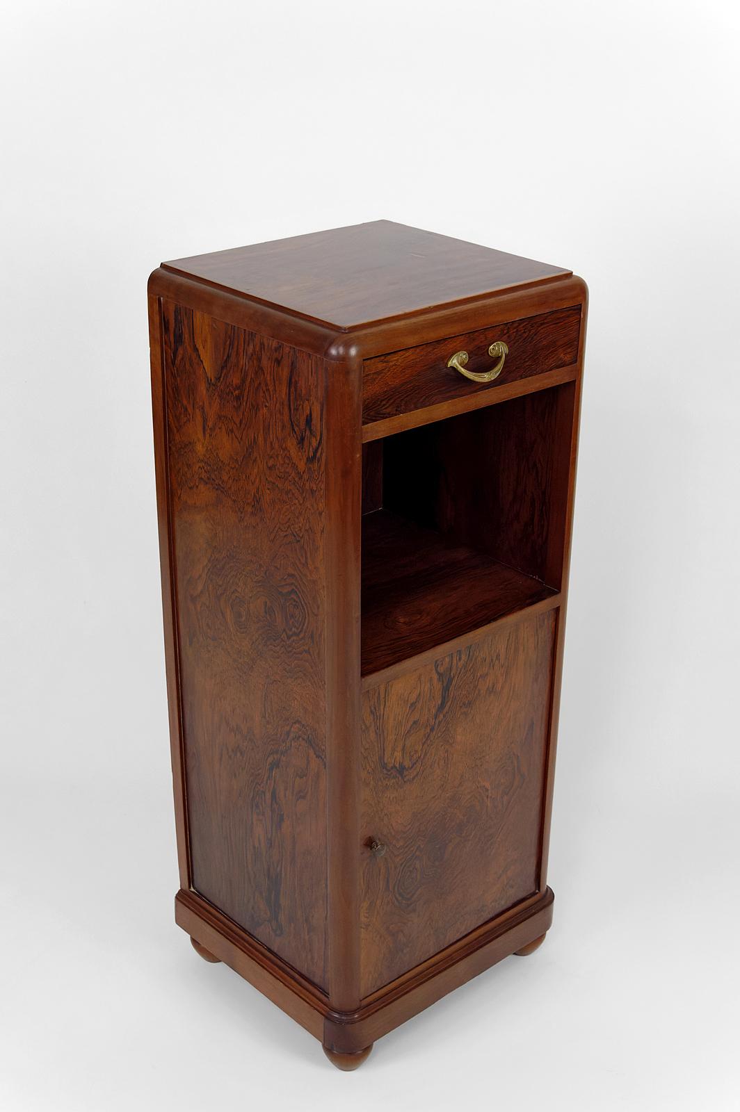 Rosewood / mahogany nightstand / bedside table and bronze handle.
Composed of a drawer, a niche and a storage cupboard.

Art Nouveau, France, circa 1910-1920.
By Ateliers Louis Majorelle.

In very good condition.

Dimensions:
Height