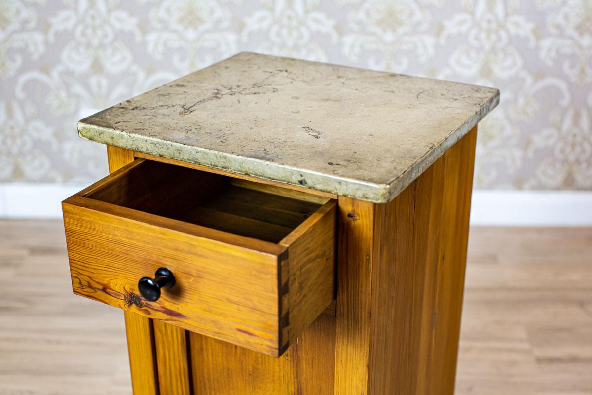 Jugendstil-Nachttisch aus Kiefernholz aus dem frühen 20. Jahrhundert mit Steinplatte im Angebot 1