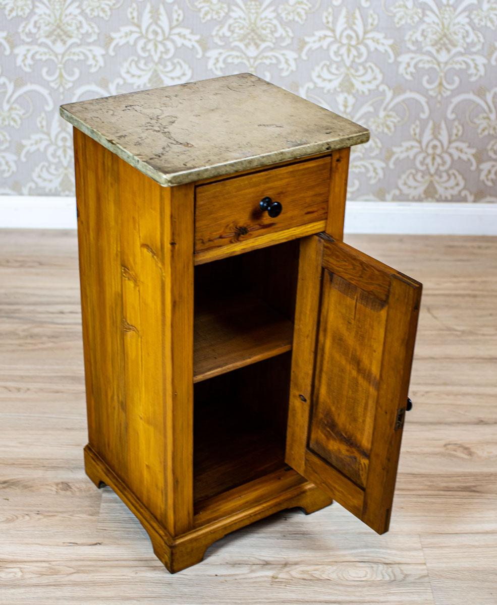 Jugendstil-Nachttisch aus Kiefernholz aus dem frühen 20. Jahrhundert mit Steinplatte im Angebot 4
