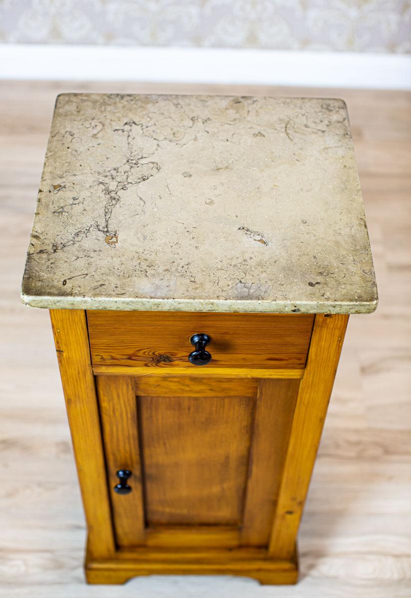 Jugendstil-Nachttisch aus Kiefernholz aus dem frühen 20. Jahrhundert mit Steinplatte im Zustand „Gut“ im Angebot in Opole, PL