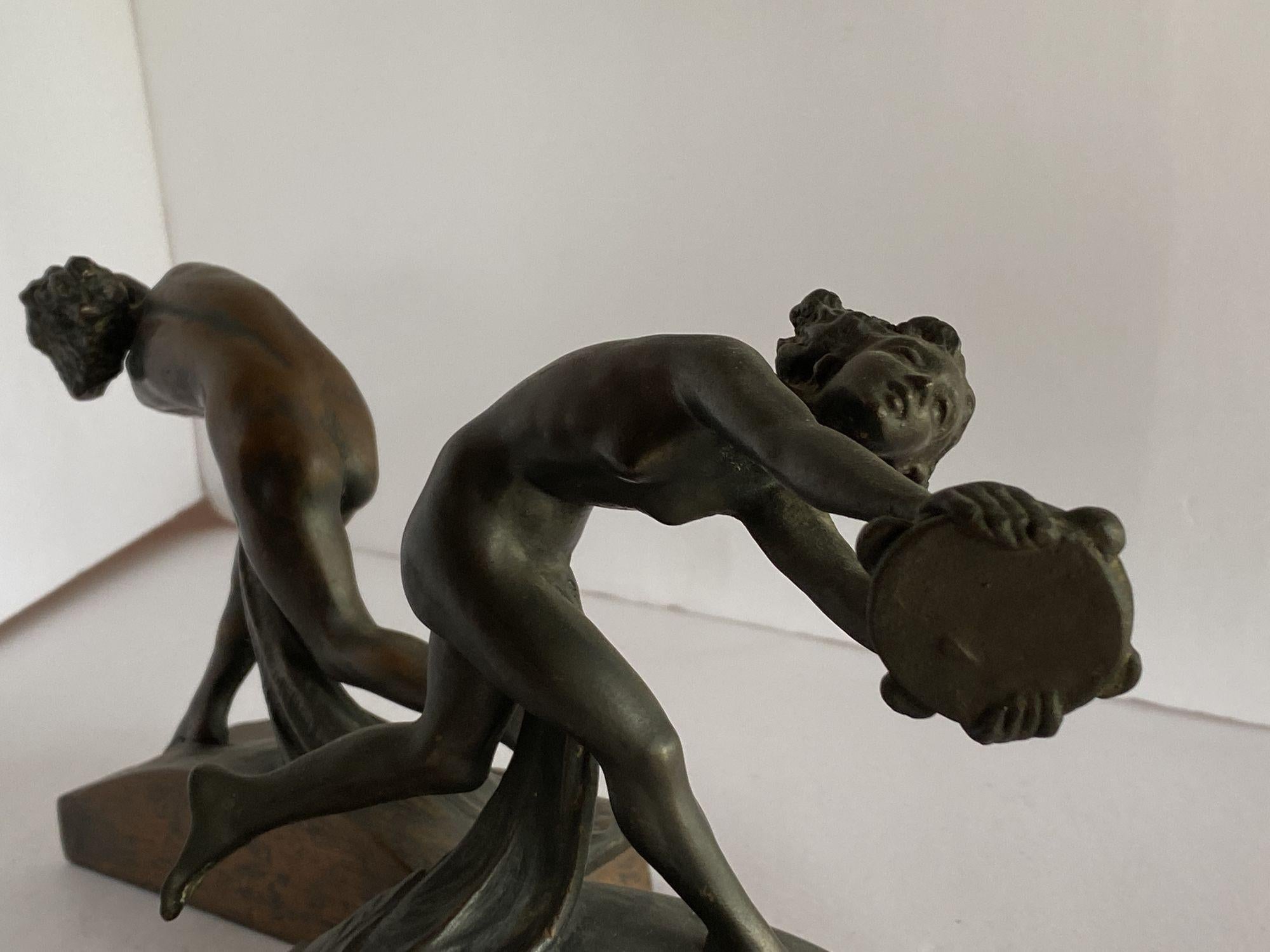 Début du 20ème siècle Paire de serre-livres Art Nouveau en bronze coulé représentant une nymphes féminine nue en vente
