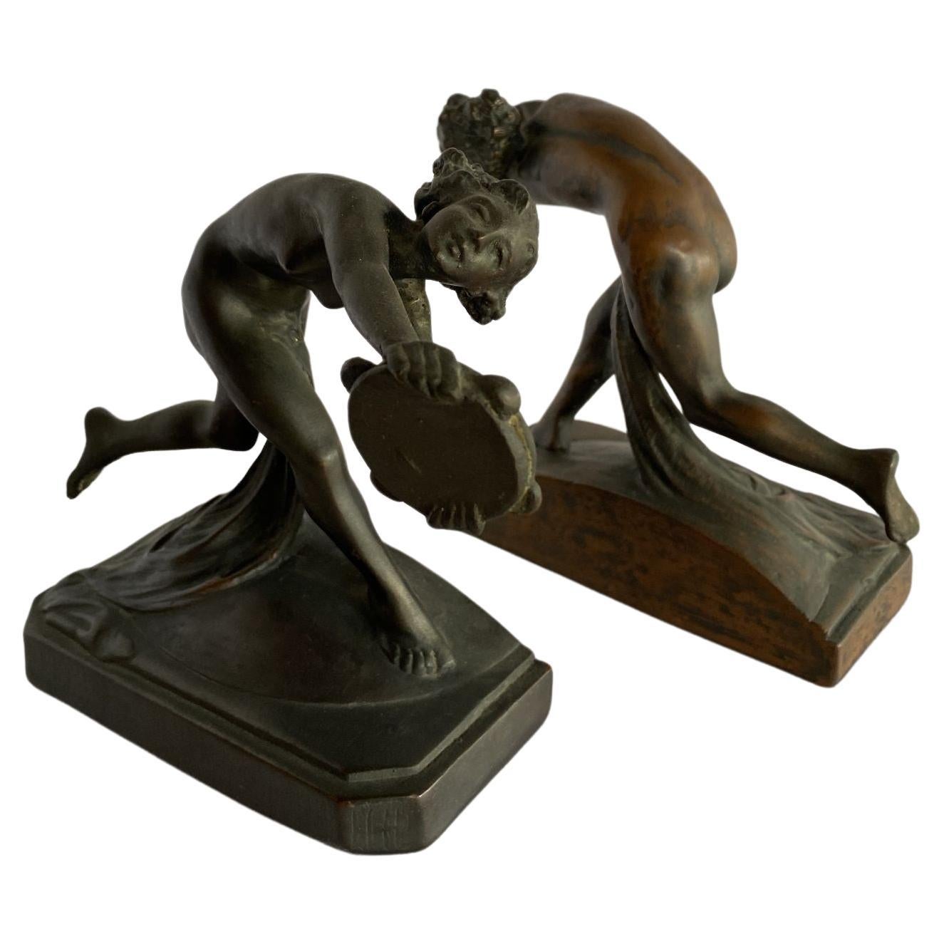 Paire de serre-livres Art Nouveau en bronze coulé représentant une nymphes féminine nue