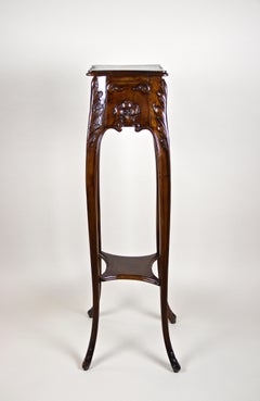 Piedistallo in legno di noce Art Nouveau con intagli floreali, Austria, circa 1900