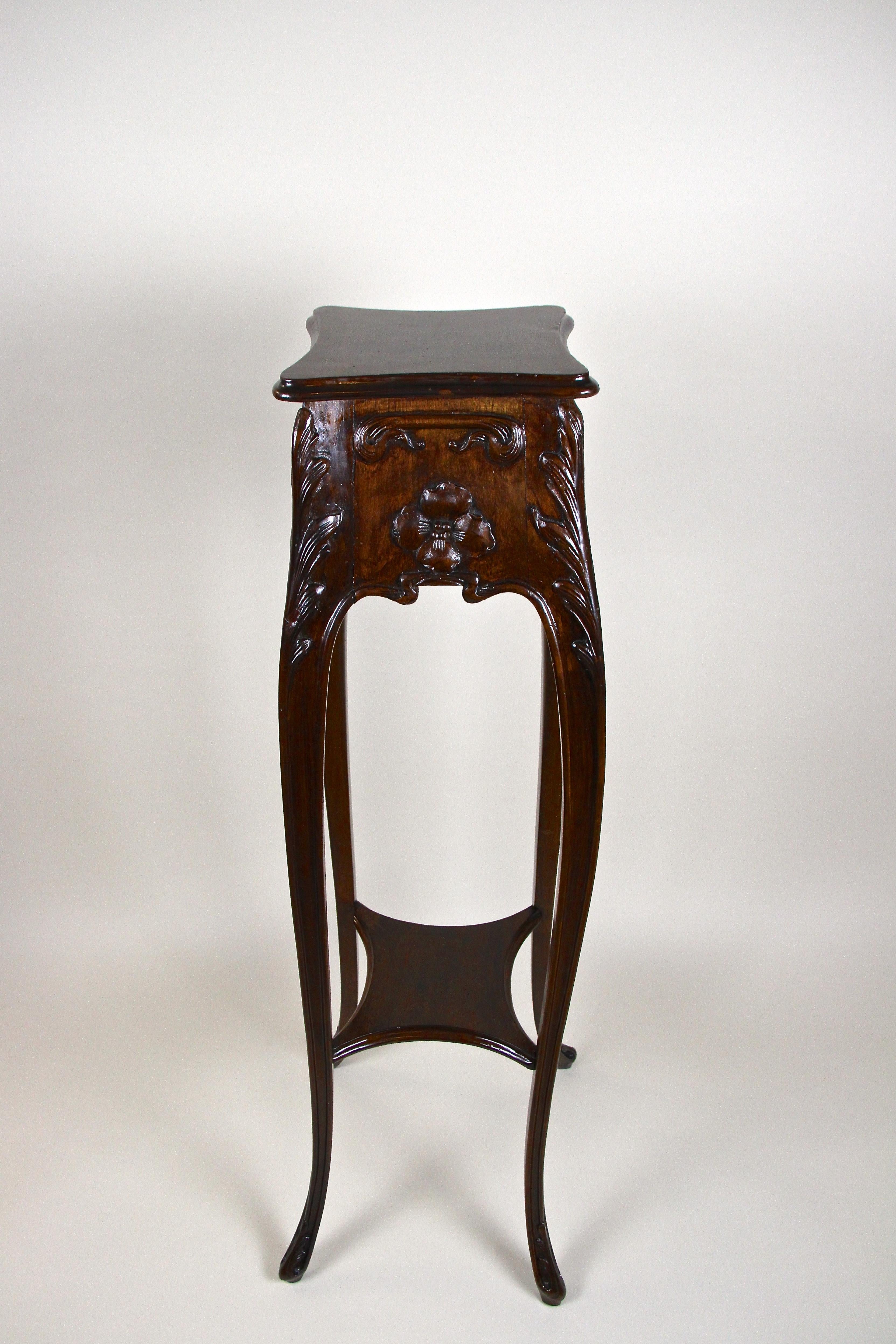 Hand-Carved Art Nouveau Nutwood Pedestal with Floral Carvings, Austria, circa 1900