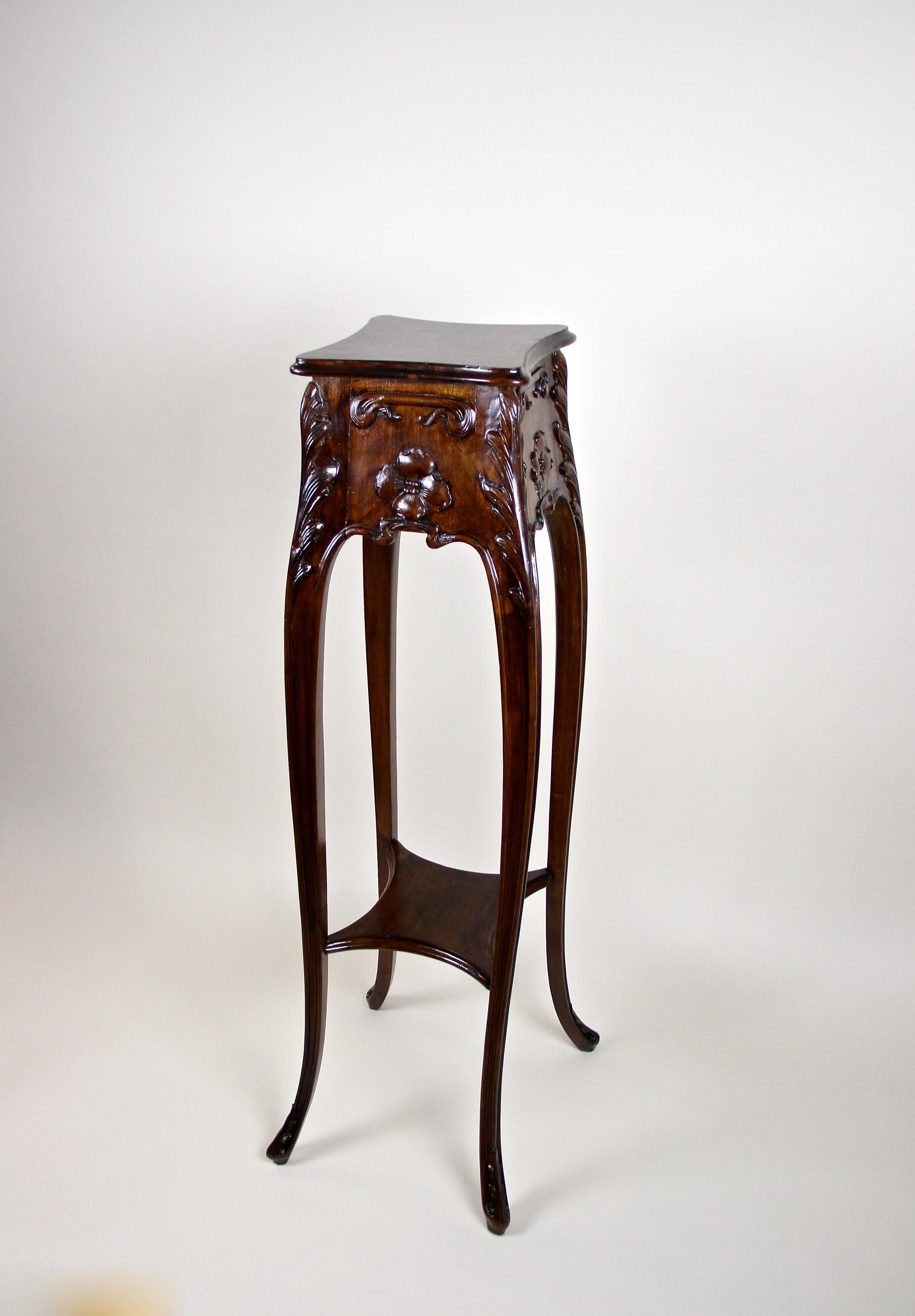 Art Nouveau Nutwood Pedestal with Floral Carvings, Austria, circa 1900 In Good Condition In Lichtenberg, AT
