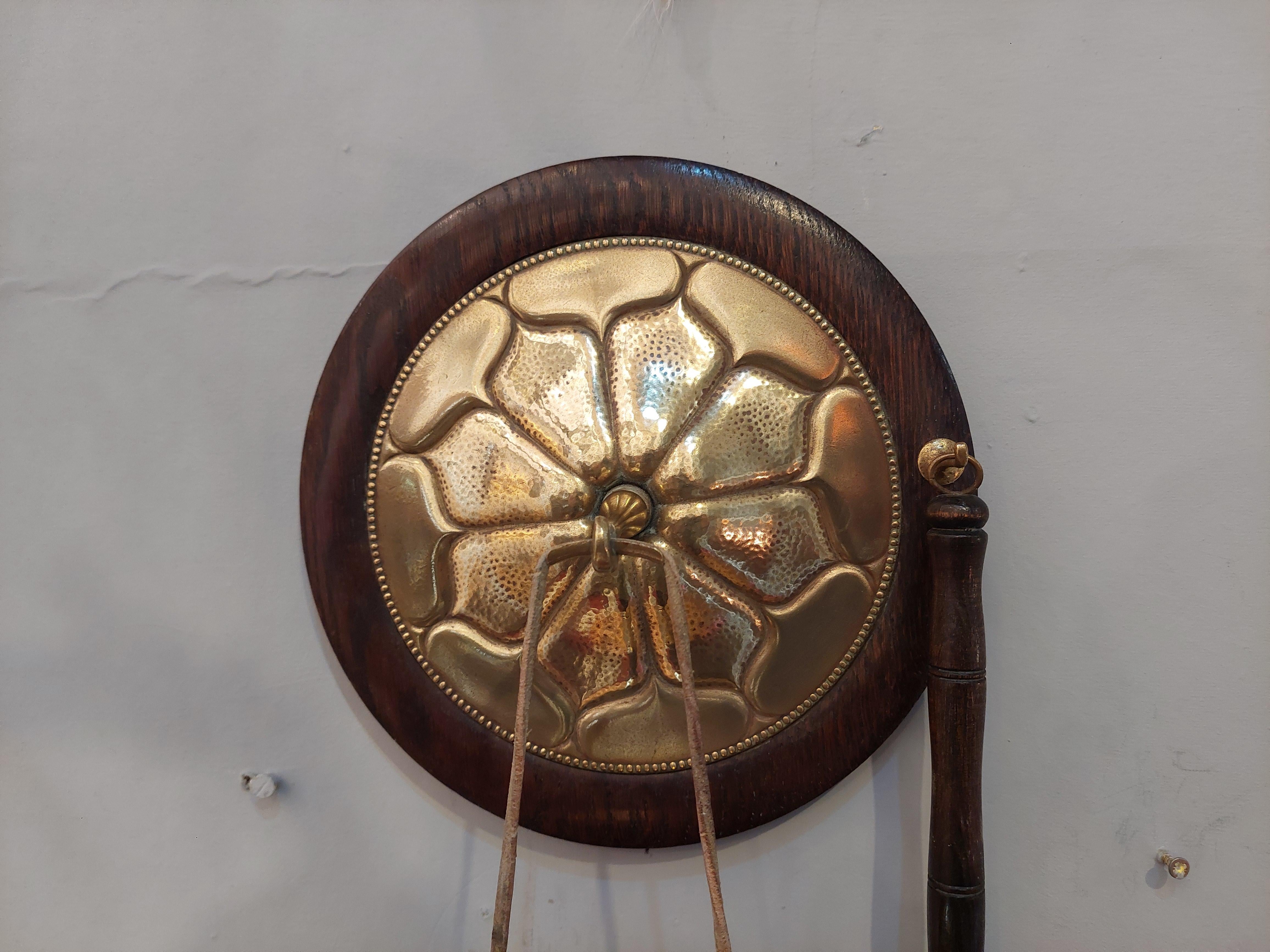 Art Nouveau Oak and Brass Dinner Gong c1900 In Good Condition For Sale In Altrincham, GB