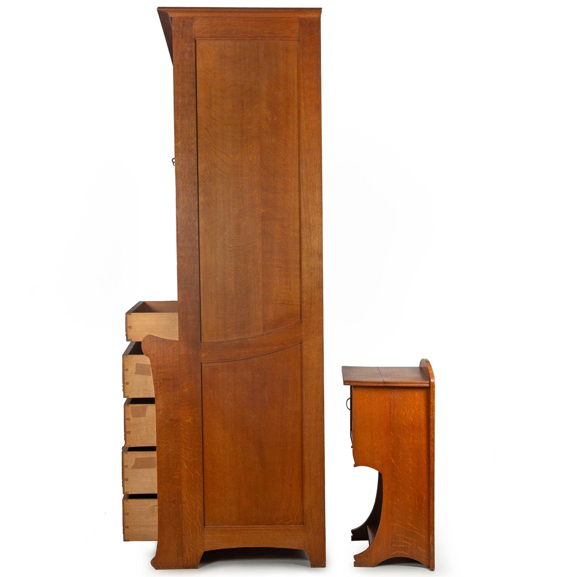 GUSTAVE SERRURIER-BOVY
Belgio, 1858-1910

Set armadio e comodino
Circa 1900

Timbro serrurier / LIEGE al rovescio
Oak Oak, vetro a specchio

90 1/2