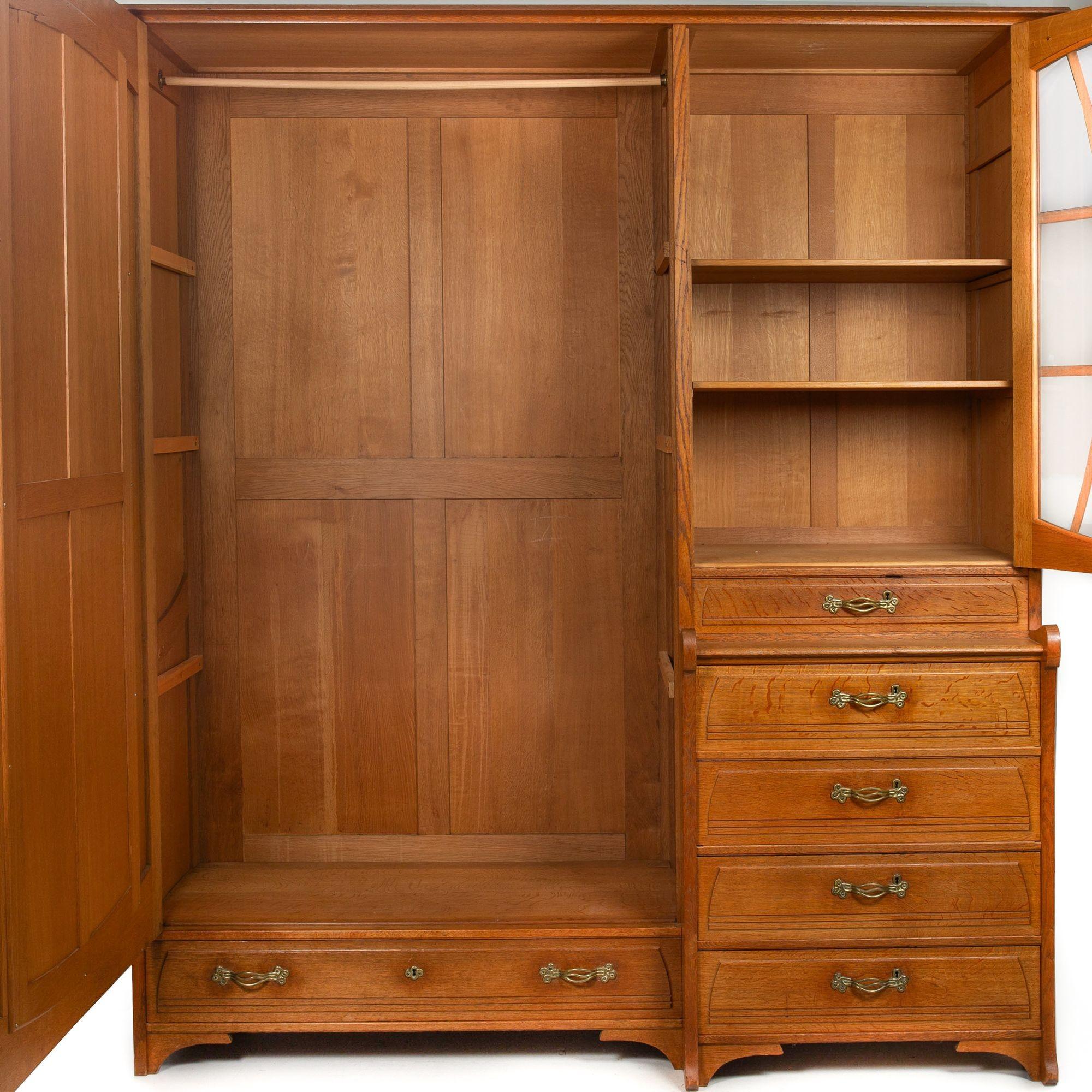 Ottone Armadio e comodino in rovere Art Nouveau di Gustave Serrurier-Bovy in vendita