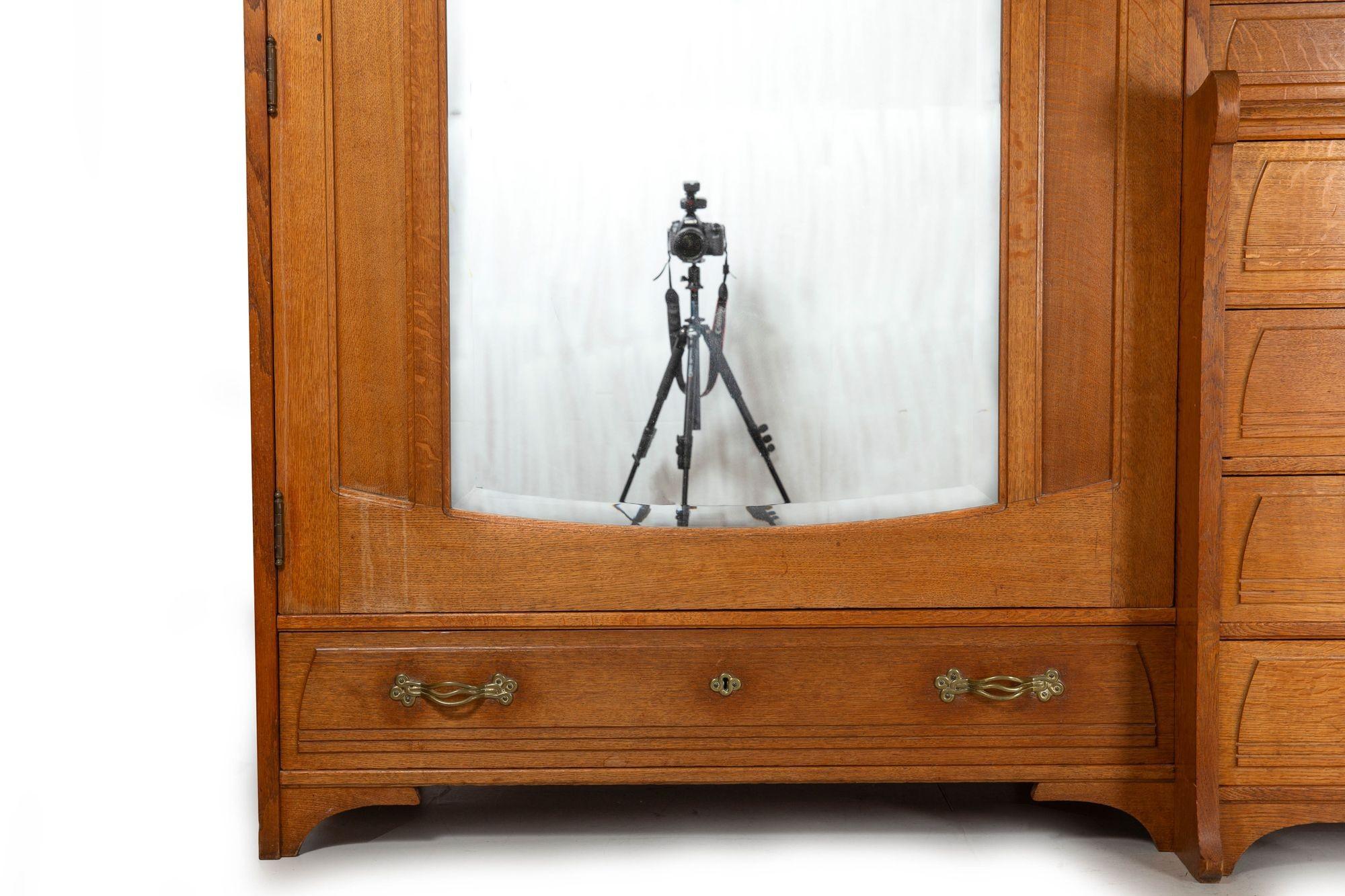 Armadio e comodino in rovere Art Nouveau di Gustave Serrurier-Bovy in vendita 3