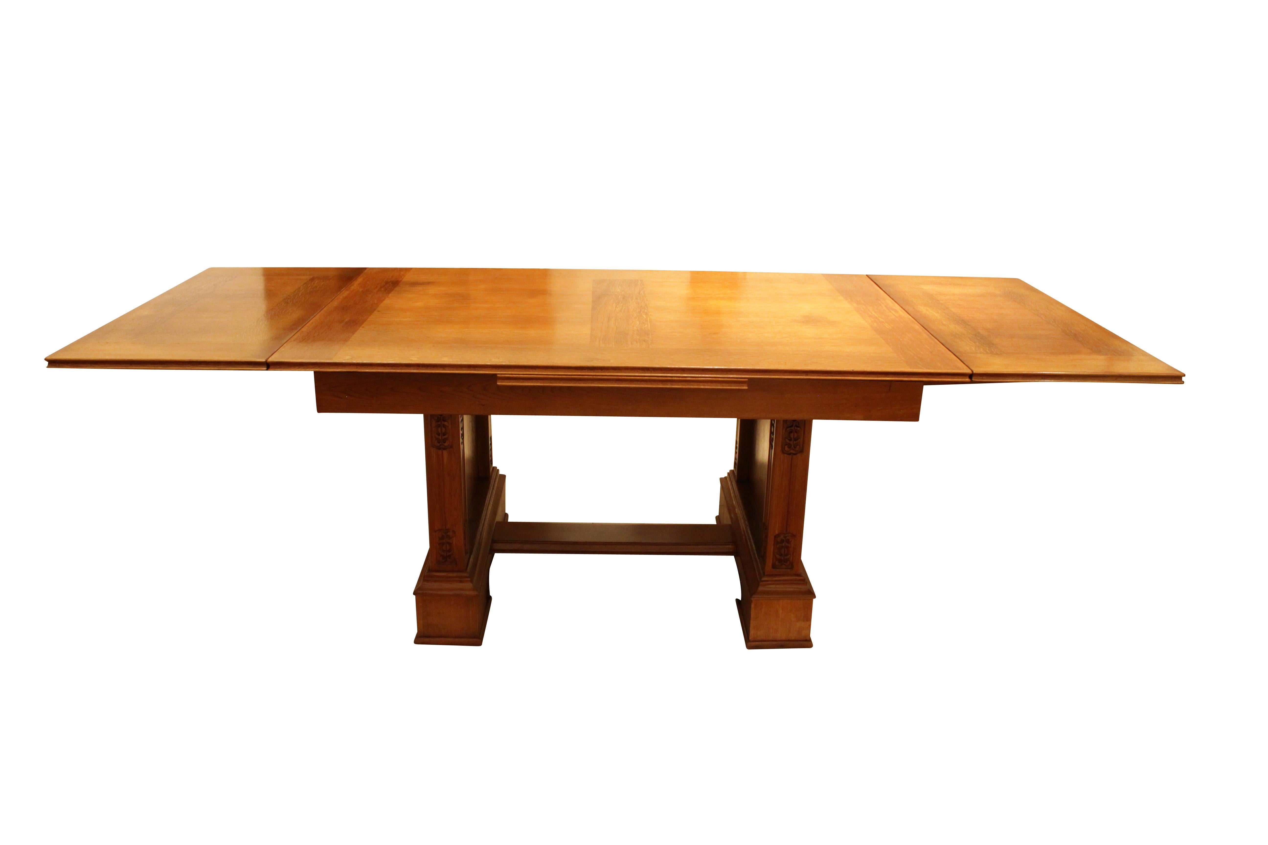 Schöner großer Tisch aus Eichenholz aus der Zeit des Jugendstils. Der Tisch kann bis zu einer Länge von 2,48 m ausgezogen werden. In sehr gutem restauriertem Zustand.
