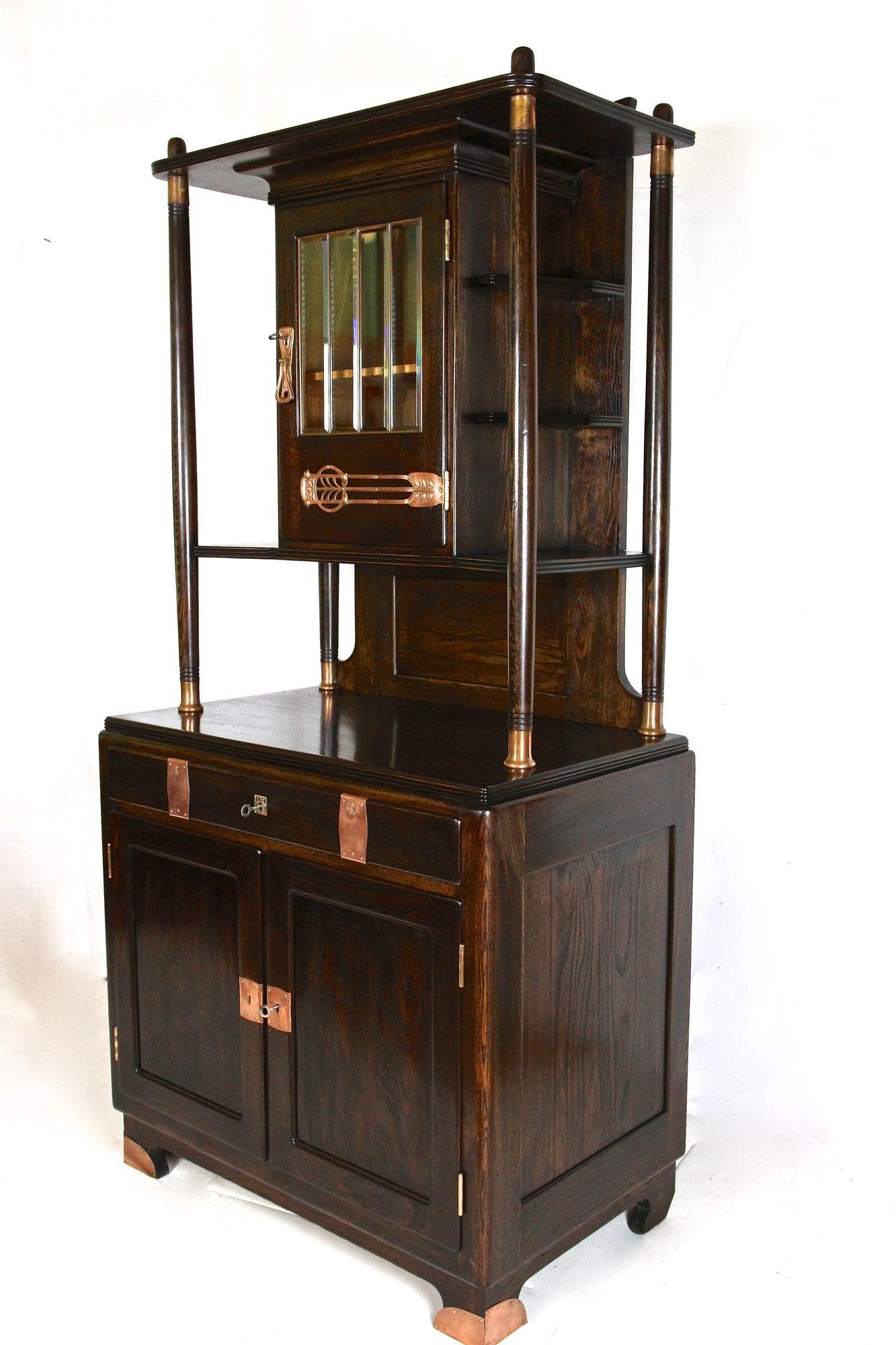 Mobile/ Buffet/ Credenza in Oak in stile Art Nouveau con elementi in rame, Austria 1910 ca. in vendita 3