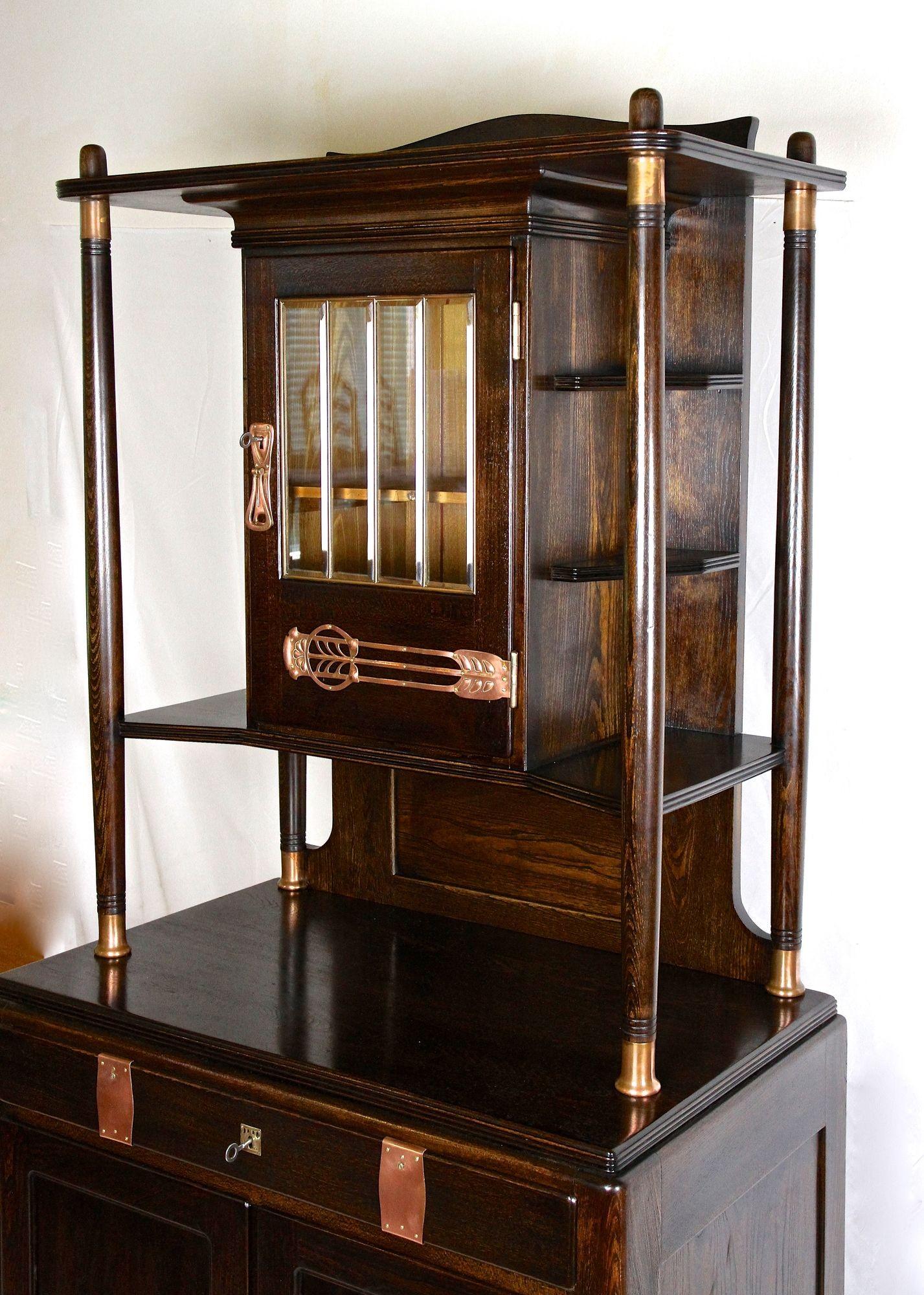 Mobile/ Buffet/ Credenza in Oak in stile Art Nouveau con elementi in rame, Austria 1910 ca. in vendita 4