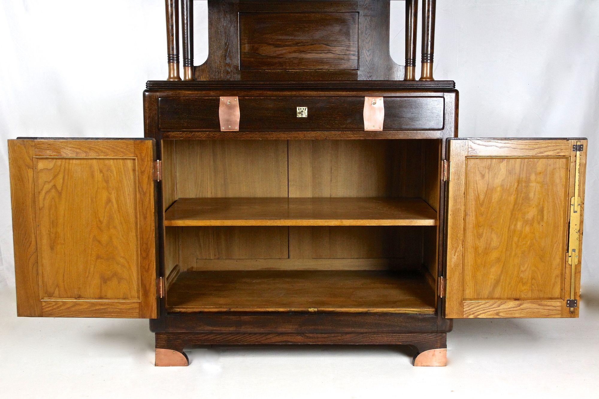 Mobile/ Buffet/ Credenza in Oak in stile Art Nouveau con elementi in rame, Austria 1910 ca. in vendita 5