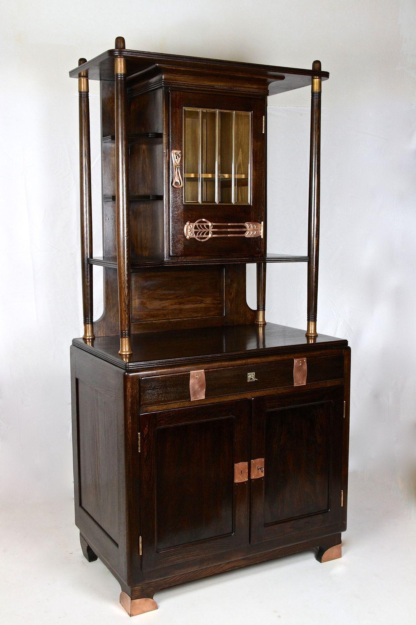 Mobile/ Buffet/ Credenza in Oak in stile Art Nouveau con elementi in rame, Austria 1910 ca. in vendita 6