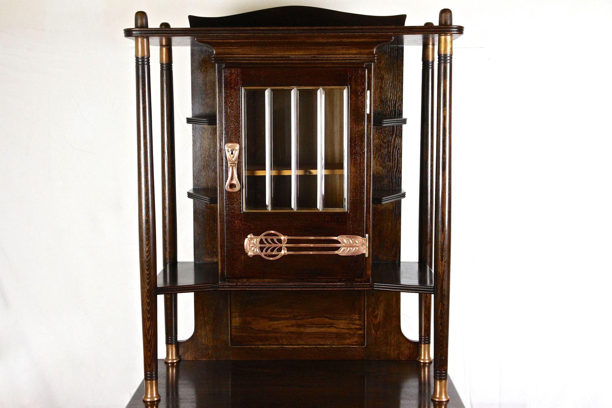 Austriaco Mobile/ Buffet/ Credenza in Oak in stile Art Nouveau con elementi in rame, Austria 1910 ca. in vendita
