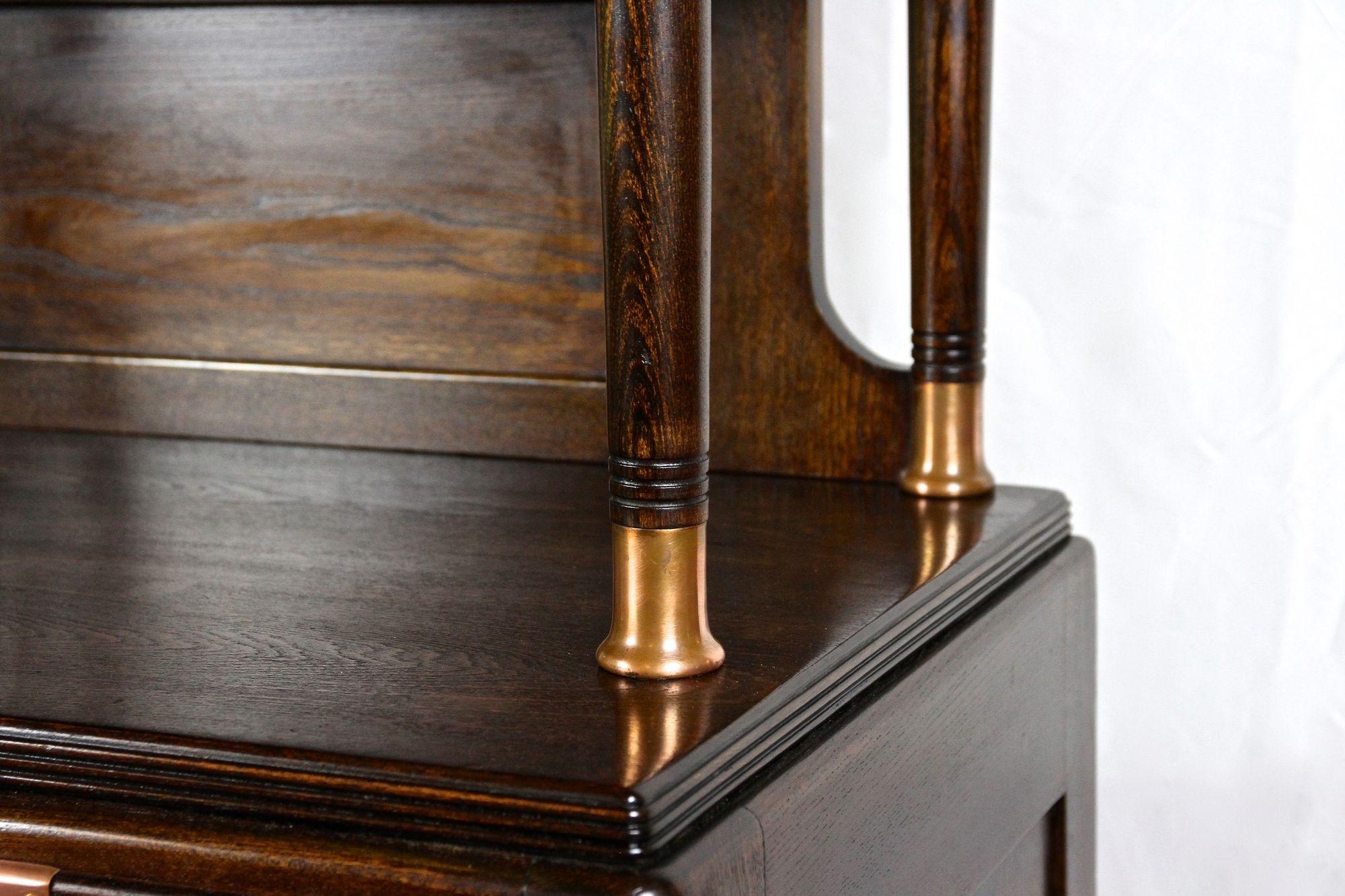 Lucidato Mobile/ Buffet/ Credenza in Oak in stile Art Nouveau con elementi in rame, Austria 1910 ca. in vendita