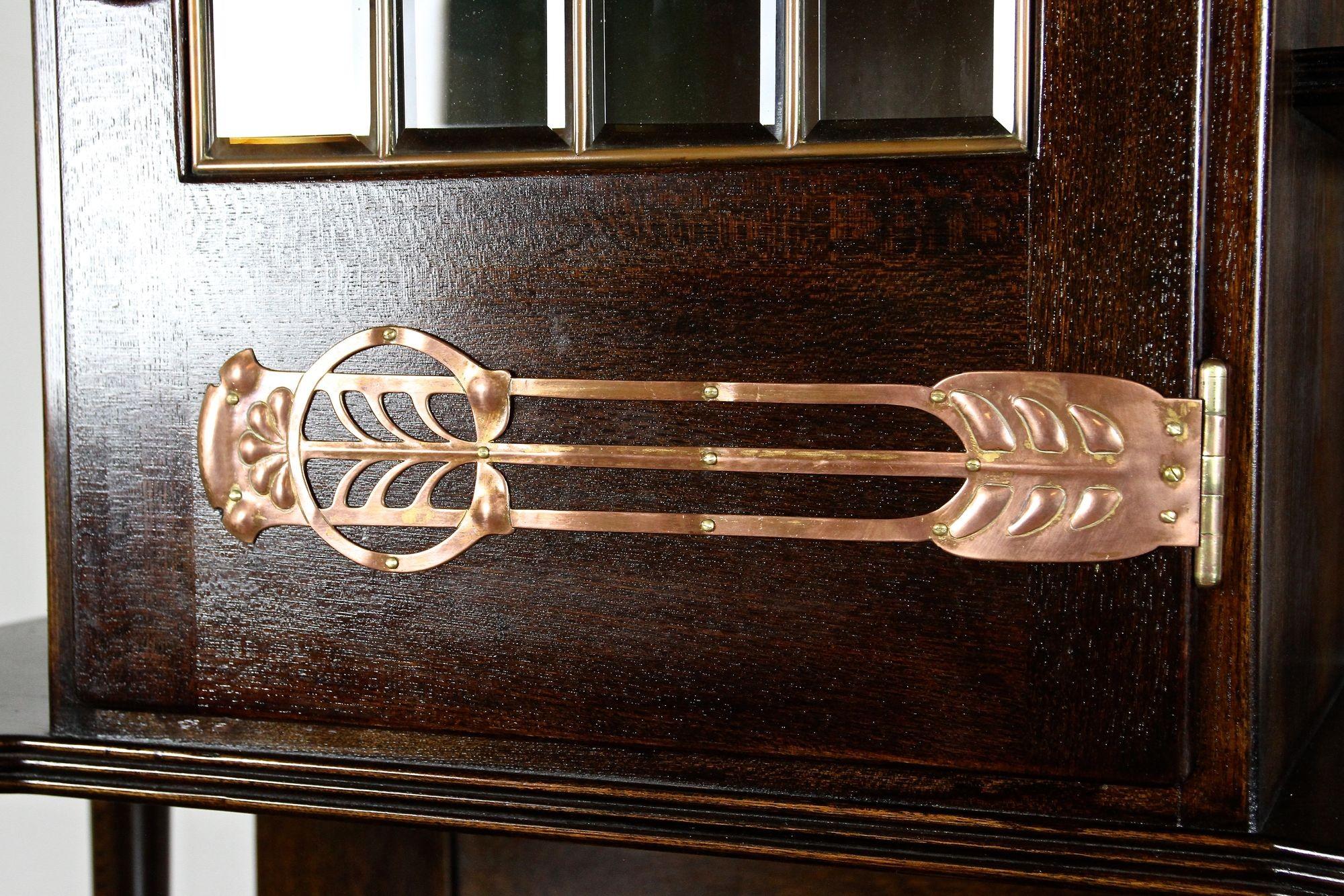 Mobile/ Buffet/ Credenza in Oak in stile Art Nouveau con elementi in rame, Austria 1910 ca. In condizioni buone in vendita a Lichtenberg, AT
