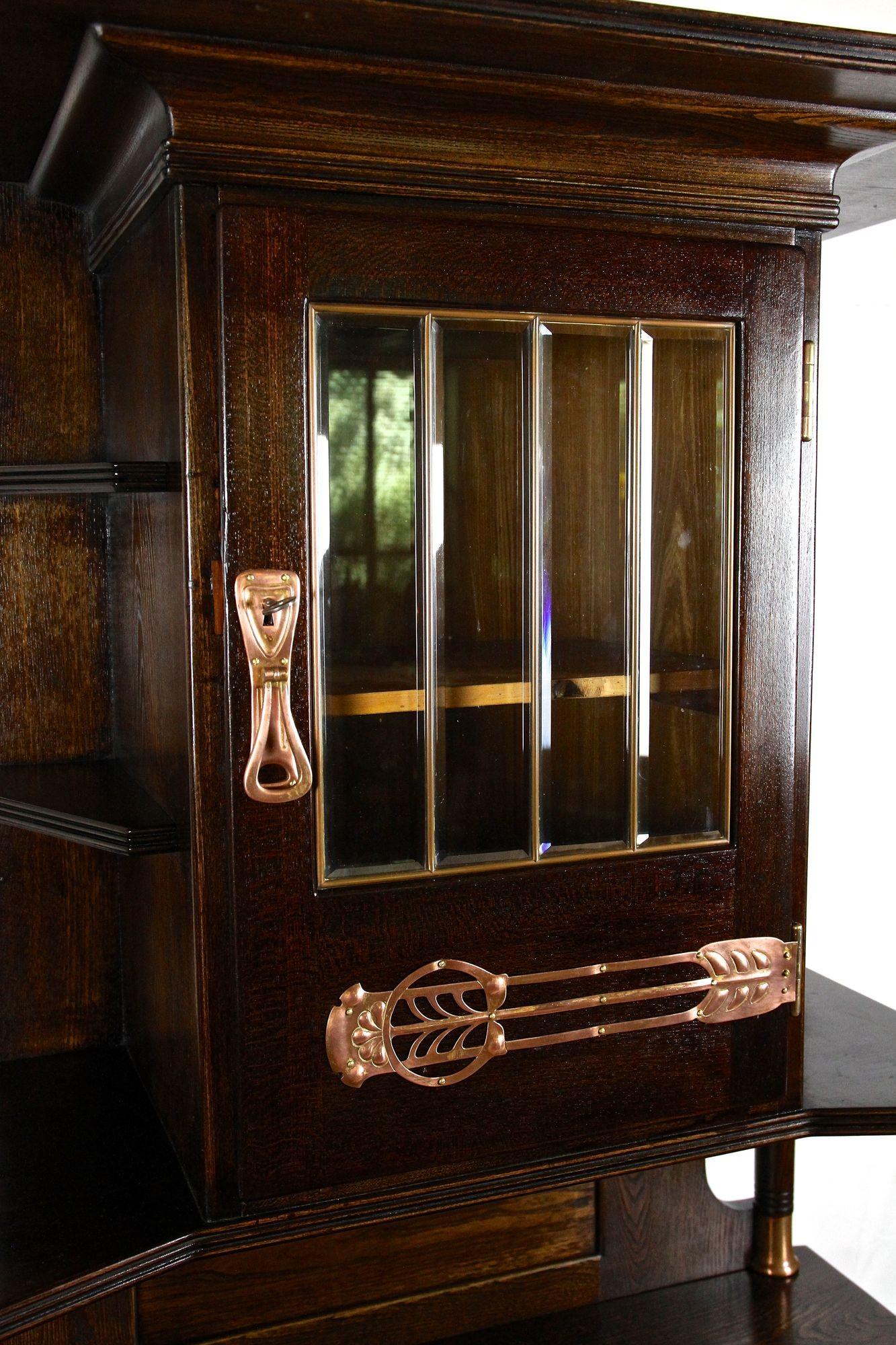 XX secolo Mobile/ Buffet/ Credenza in Oak in stile Art Nouveau con elementi in rame, Austria 1910 ca. in vendita