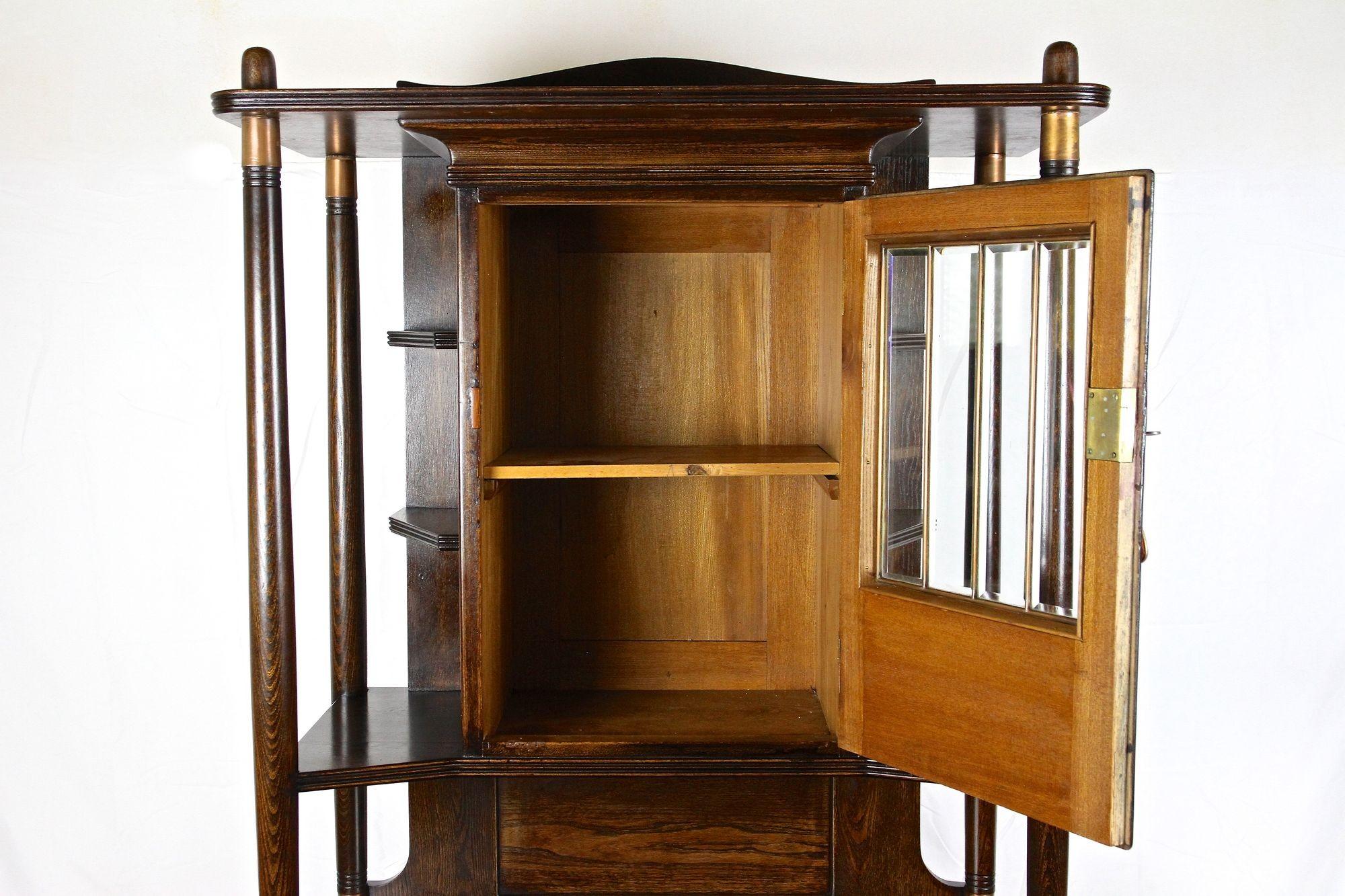 Rame Mobile/ Buffet/ Credenza in Oak in stile Art Nouveau con elementi in rame, Austria 1910 ca. in vendita