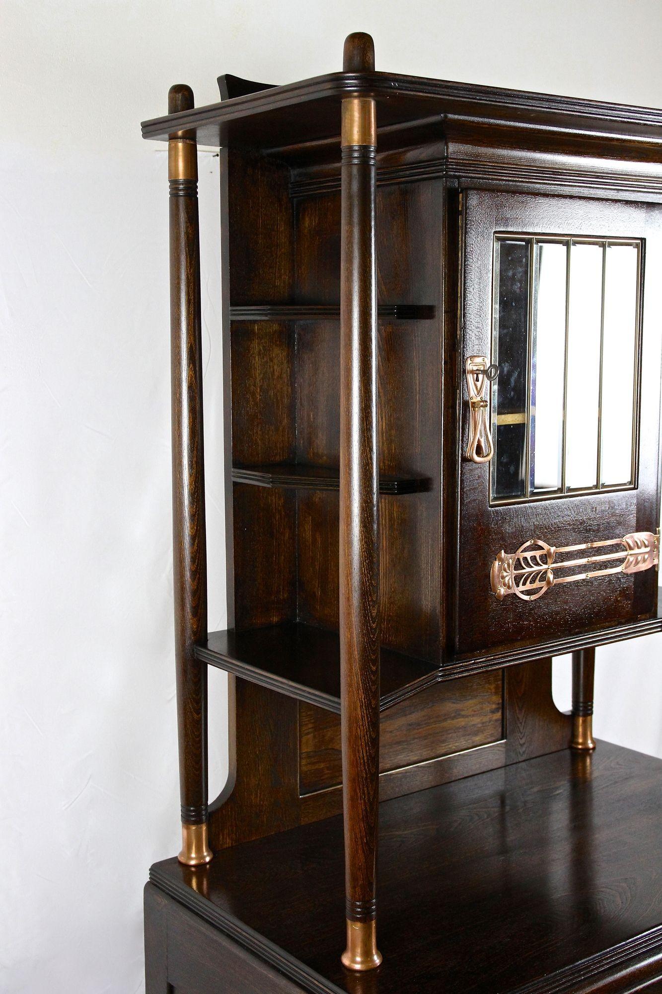 Mobile/ Buffet/ Credenza in Oak in stile Art Nouveau con elementi in rame, Austria 1910 ca. in vendita 1