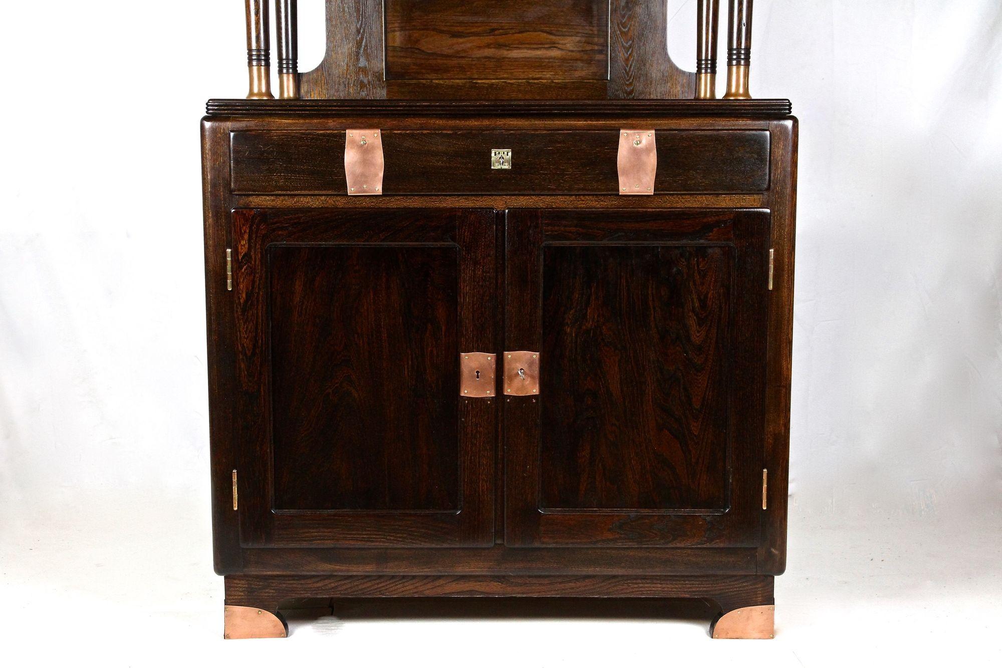 Mobile/ Buffet/ Credenza in Oak in stile Art Nouveau con elementi in rame, Austria 1910 ca. in vendita 2